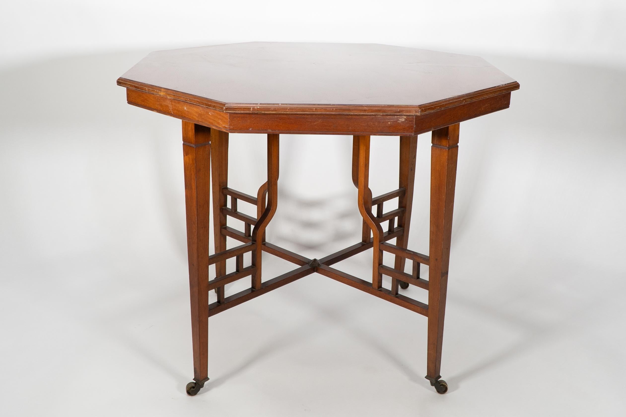 Lamb of Manchester. Mesa de centro octogonal anglo-japonesa de caoba estilo Godwin Fines del siglo XIX en venta