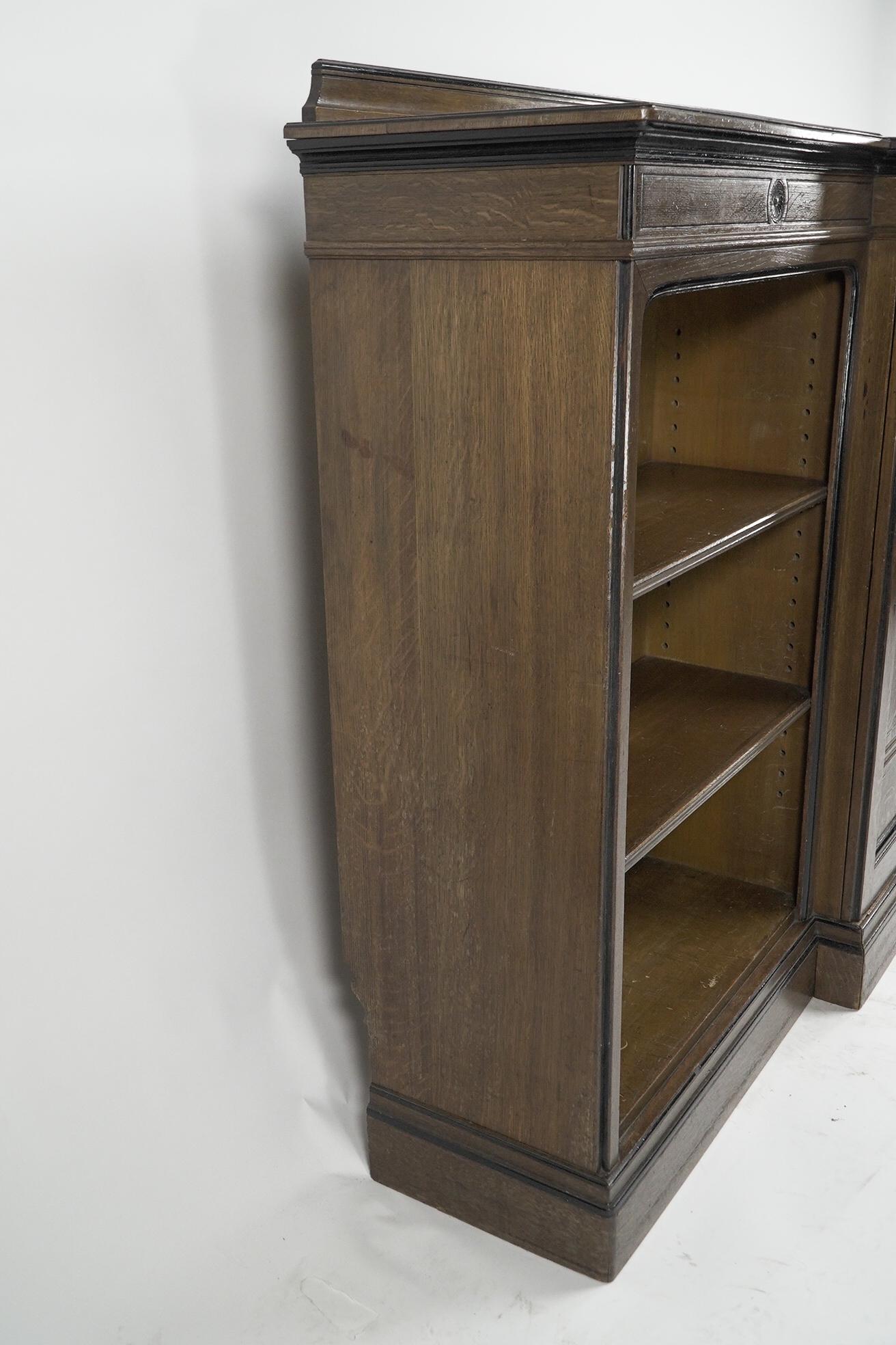 Lambs of Manchester (stamped). A fine Aesthetic Movement oak breakfront bookcase In Good Condition For Sale In London, GB