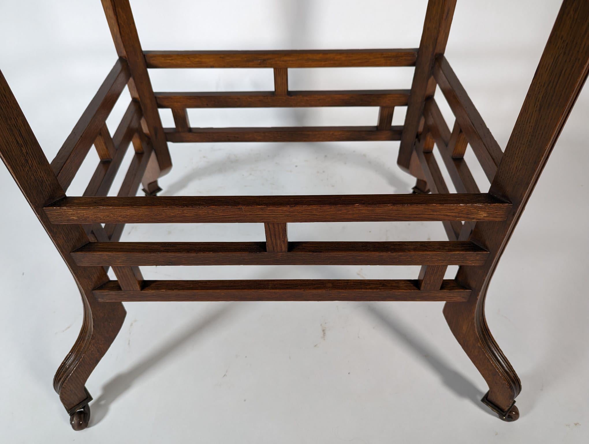 Lamb of Manchester, corderos estampados. Una rara mesa de centro ovalada anglojaponesa de roble en venta 5