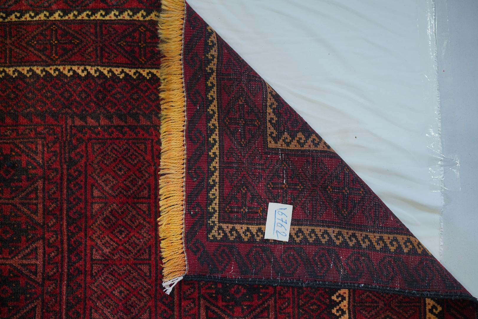 Bluch, Kamelwolle
In weicher Lammwolle ein dicht gewebtes, ausdrucksstarkes Beispiel für handgefertigte Belutschi-Stammesweberei aus der Mitte des Jahrhunderts, die jetzt ein Revival erlebt, da Sammler ältere Stücke von sehr seltener Qualität auf