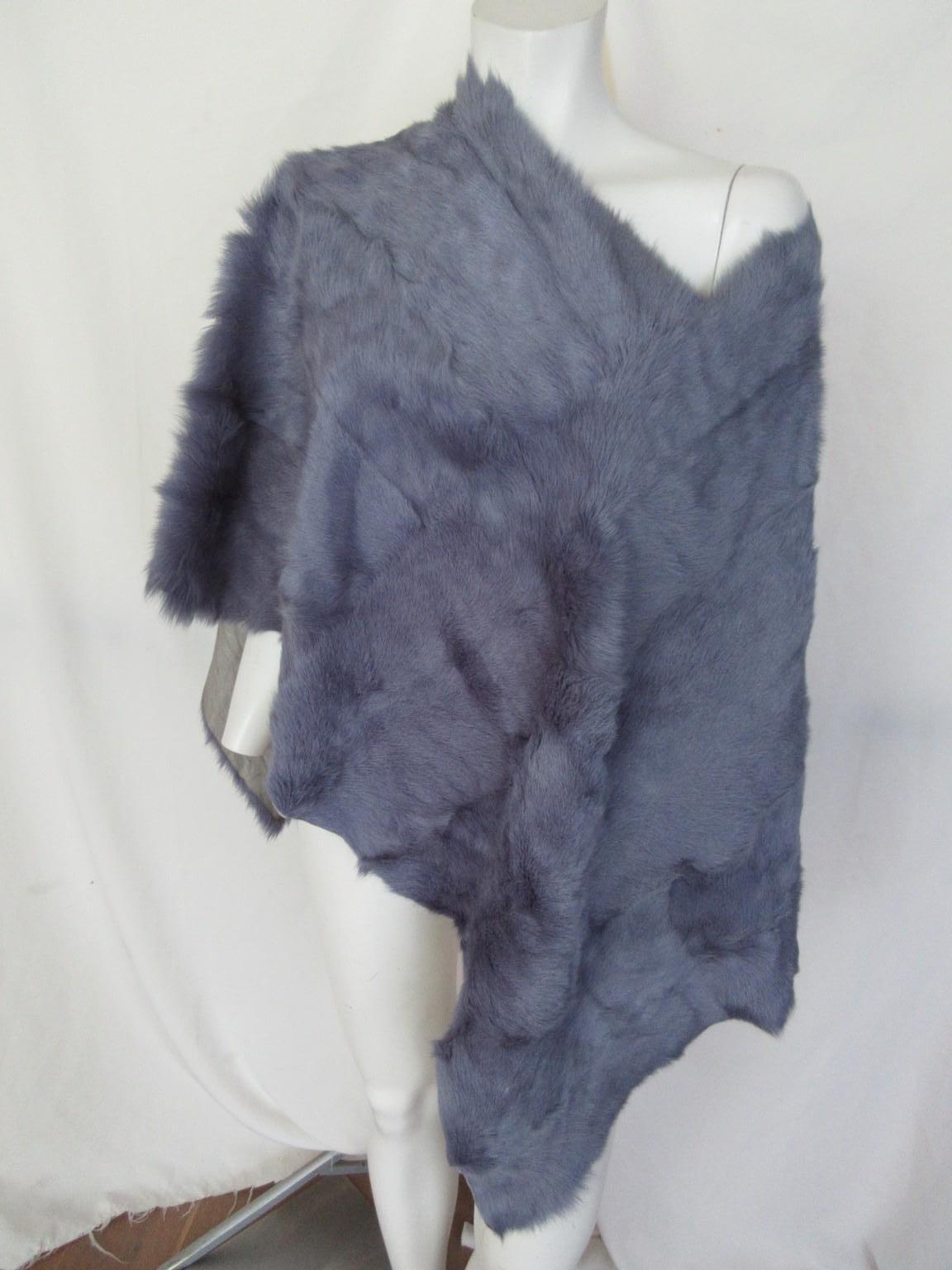 Bellissima stola mantello in morbida pelle d'agnello tinta, da indossare per la sera o sui jeans.

Offriamo altri prodotti di pelliccia di lusso, guarda il nostro frontespizio.

Dettagli:
un pezzo unico
super leggero
Colore: blu porpora,