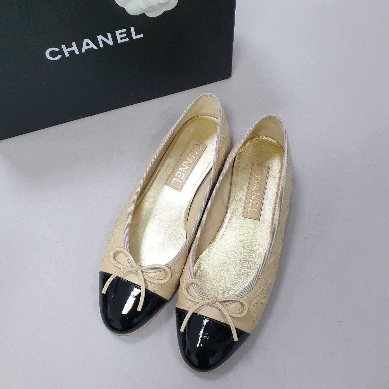 Chanel - Ballerines en cuir d'occasion
De la Collection 2023 de Virginie Viard
Blanc
Logo CC imbriqué et motif matelassé
Embouts ronds avec nœuds

Sz. 39.5

Très bon état.

Signes d'usure visibles sur les photos.

Pas de boîte. Pas de sac à