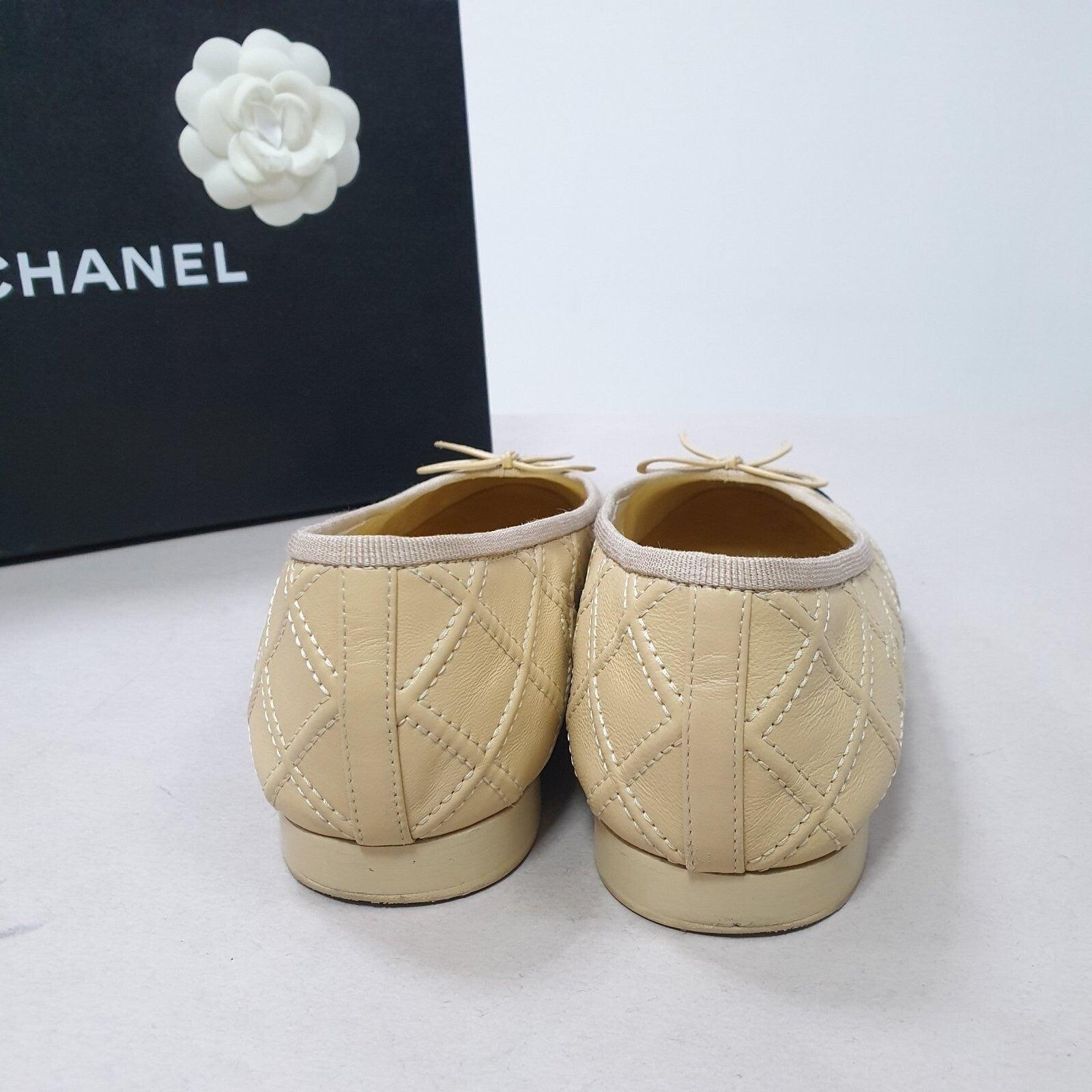 Beige Ballerines en cuir d'agneau verni à double couture CC Cap Toe Sz.39.5 en vente