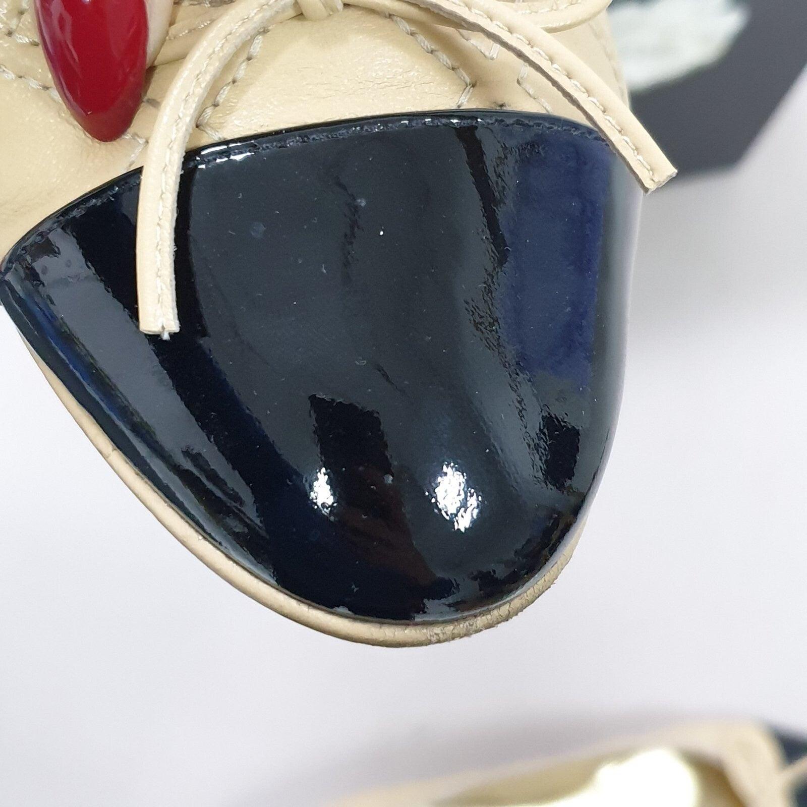 Ballerines en cuir d'agneau verni à double couture CC Cap Toe Sz.39.5 en vente 2