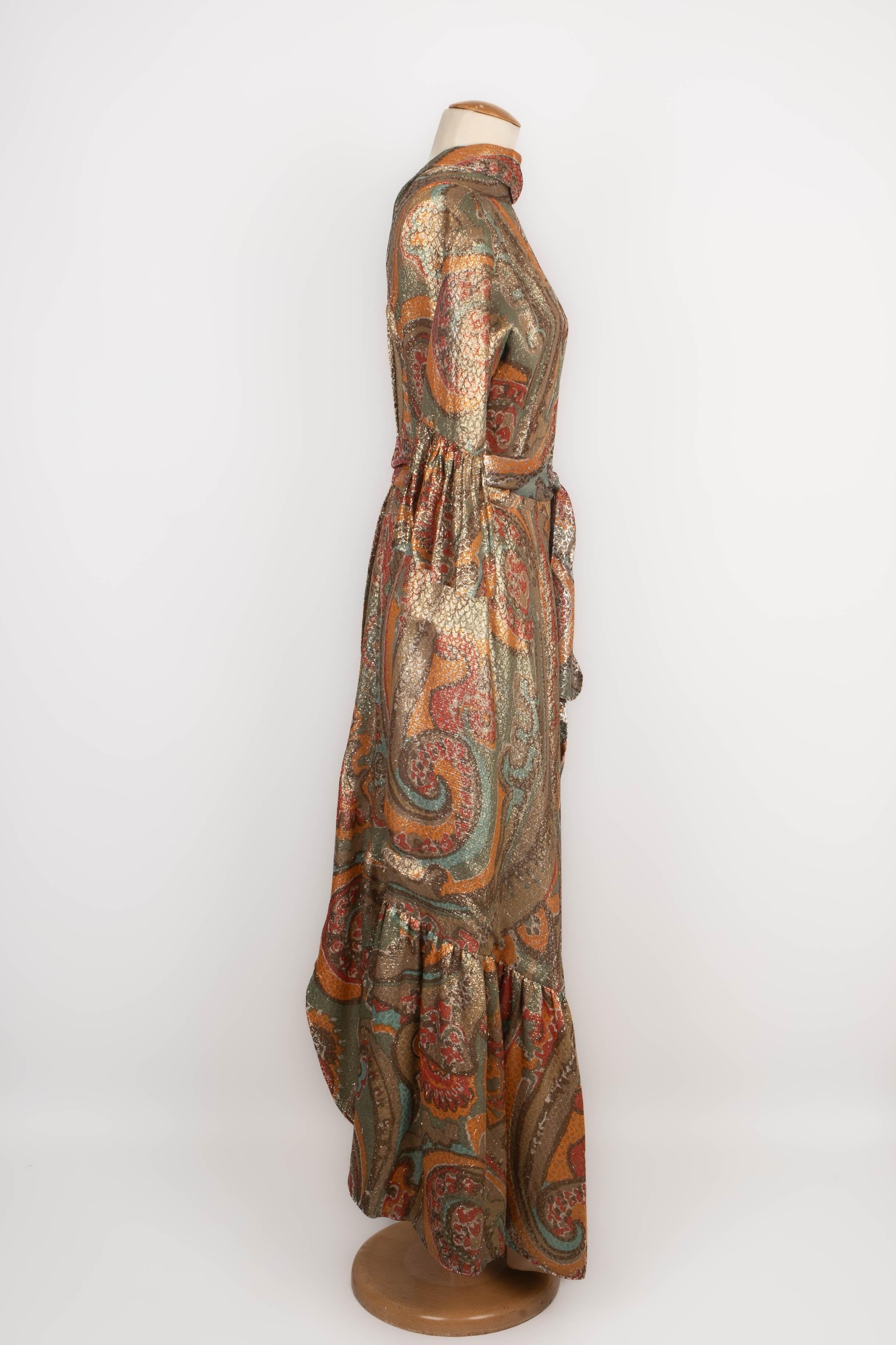 UNKNOWN - Langärmeliges Kleid aus mehrfarbigem Lamé. Fehlende Größen- und Zusammensetzungsetiketten, es passt ein 40FR.

Bedingung:
Guter Zustand

Abmessungen:
Schulterbreite: 40 cm - Brustumfang: 45 cm - Taillenumfang: 36 cm - Ärmellänge: 43 cm -