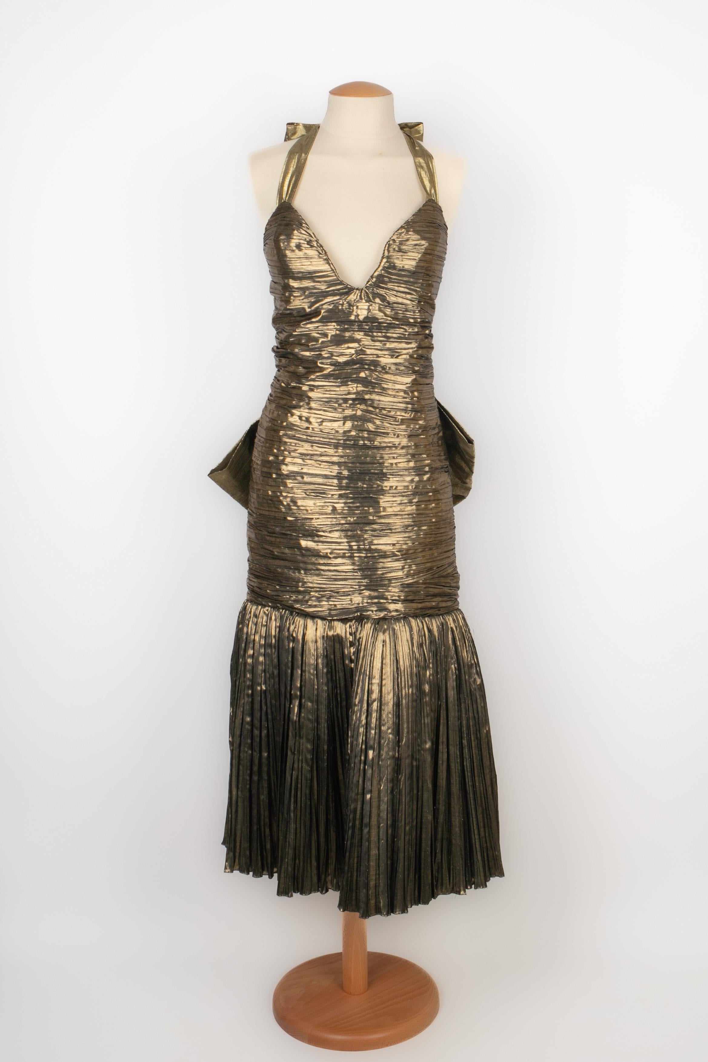 UNKNOWN - Rückenfreies Kleid aus goldenem Lamé. Größe und Zusammensetzung Etiketten fehlen, es passt ein 38FR.

Bedingung:
Sehr guter Zustand

Abmessungen:
Brustumfang: 40 cm - Taillenumfang: 31 cm - Länge: 120 cm

SKU:VR381