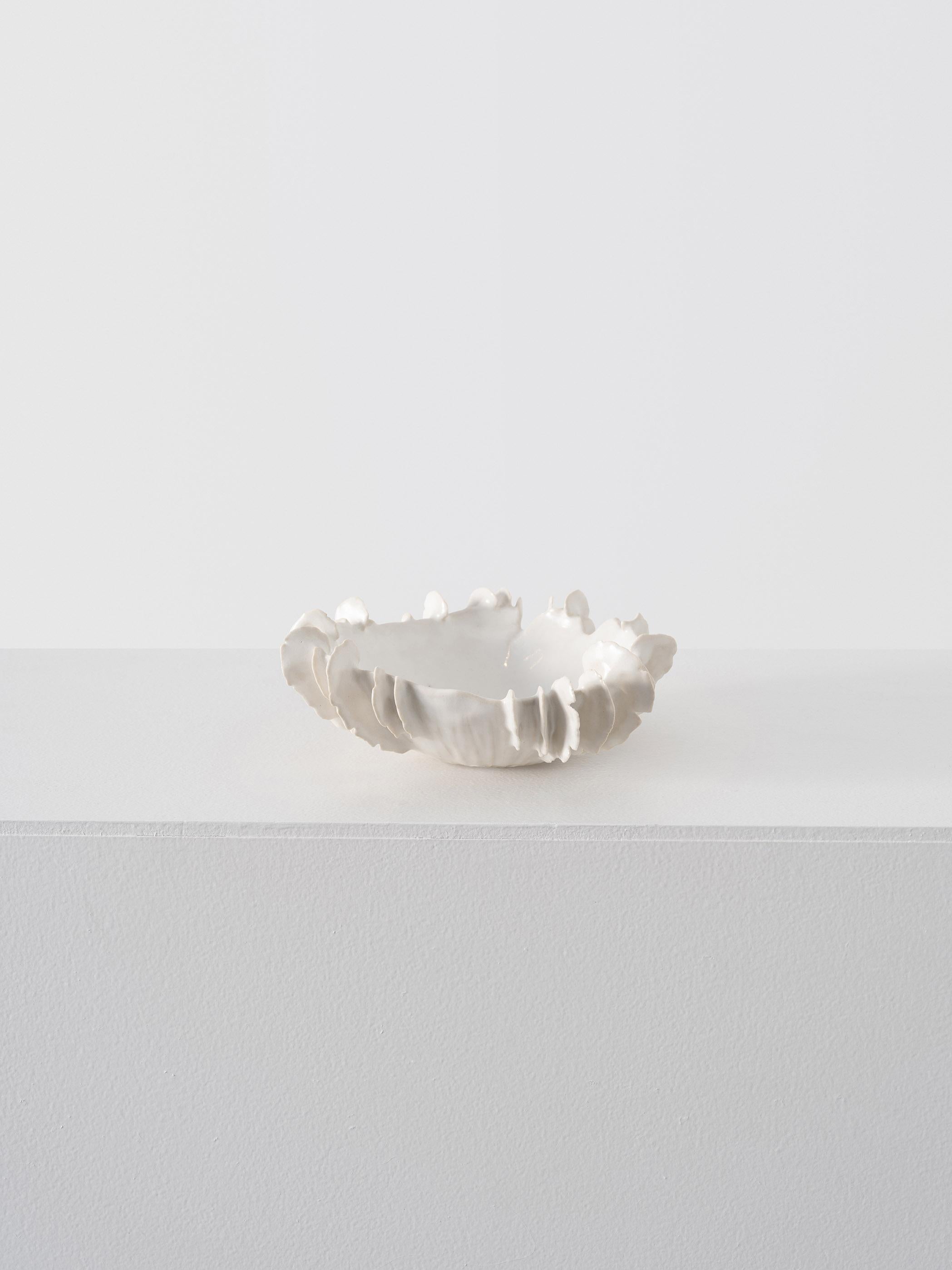 Trish DeMasi.
Lamella-Schale, 2022.
Glasierte Keramik mit Glaseinlage.
Maße: 3 x 7 x 7 Zoll.