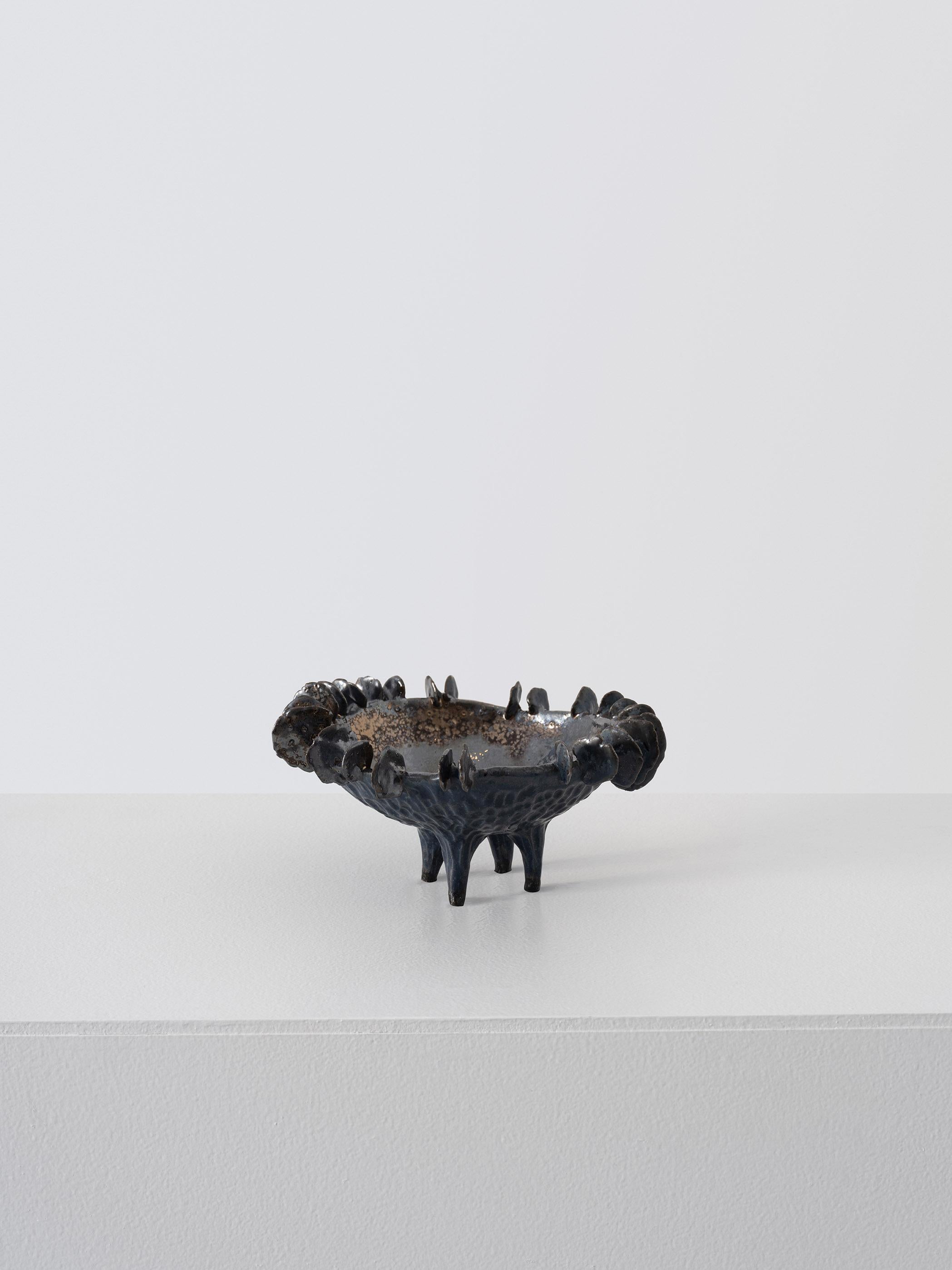 Trish DeMasi.
Lamella-Schale, 2022.
Metallische und schwarz glasierte Keramik.
Maße: 6.5 x 7,5 x 4 Zoll.