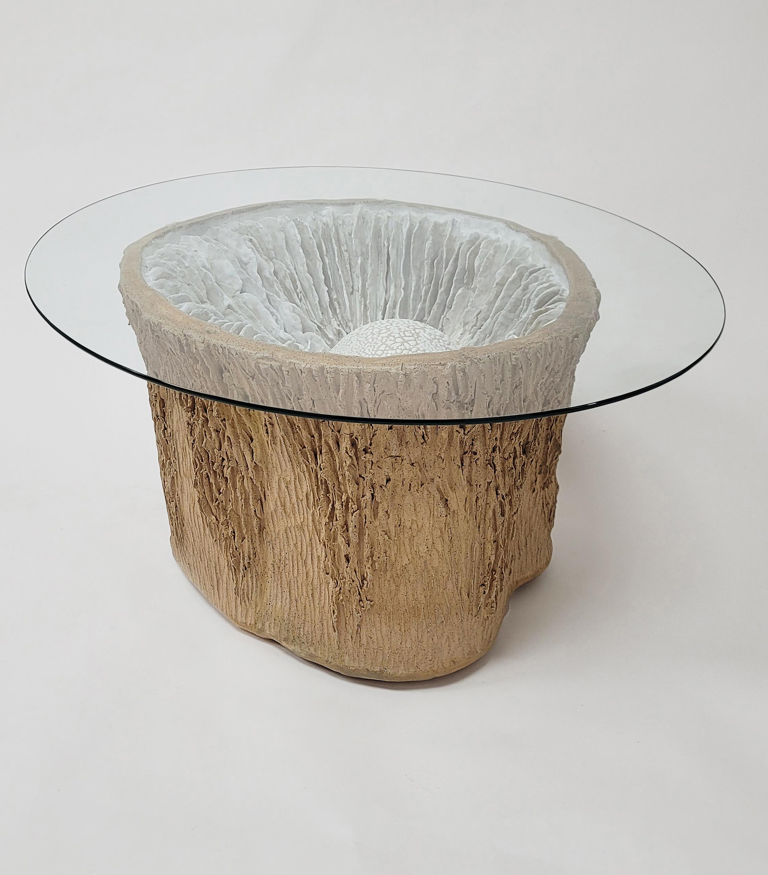 Lamellen-Pod-Tisch, 2022
Glasiertes und rohes Steingut mit Glasplatte
Maße: 16,5 x 34 x 28 Zoll 
Oberteil: 34 x 28 Zoll; Unterteil: 24 x 20 in.