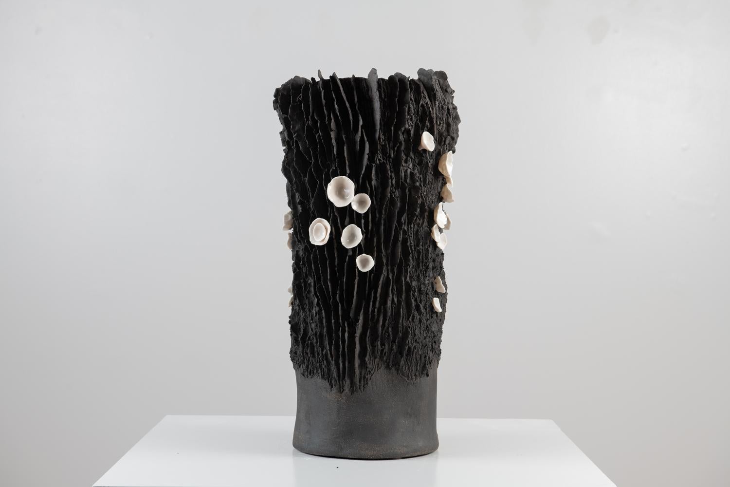 Trish DeMasi
Lamellengefäß, 2021
Glasierte Keramik
Maße: 10 x 10 x 20,5 Zoll.