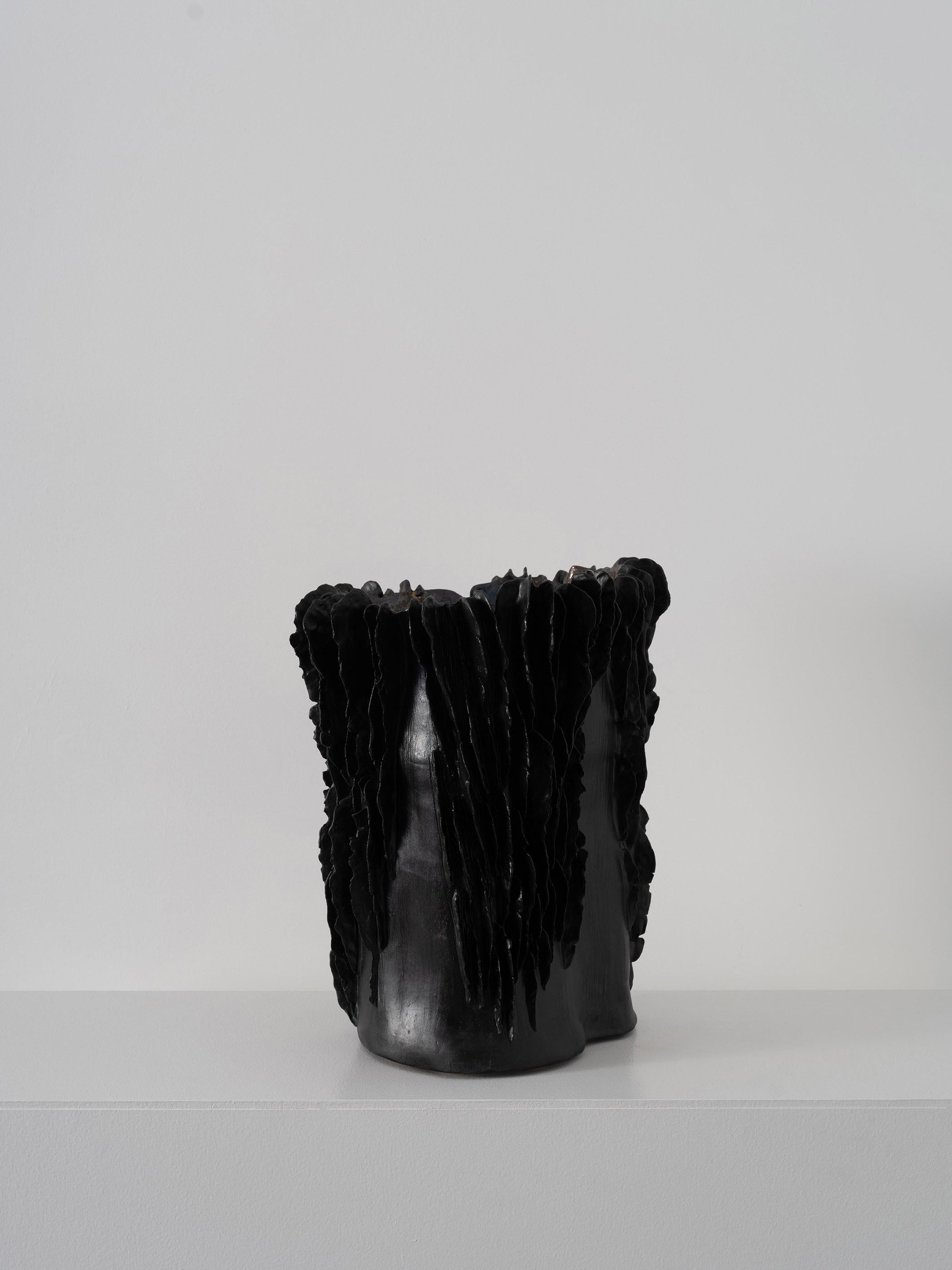 Trish DeMasi
Lamellengefäß, 2022
Metallisch glasierte und schwarze Keramik
11 x 13 x 15 Zoll.