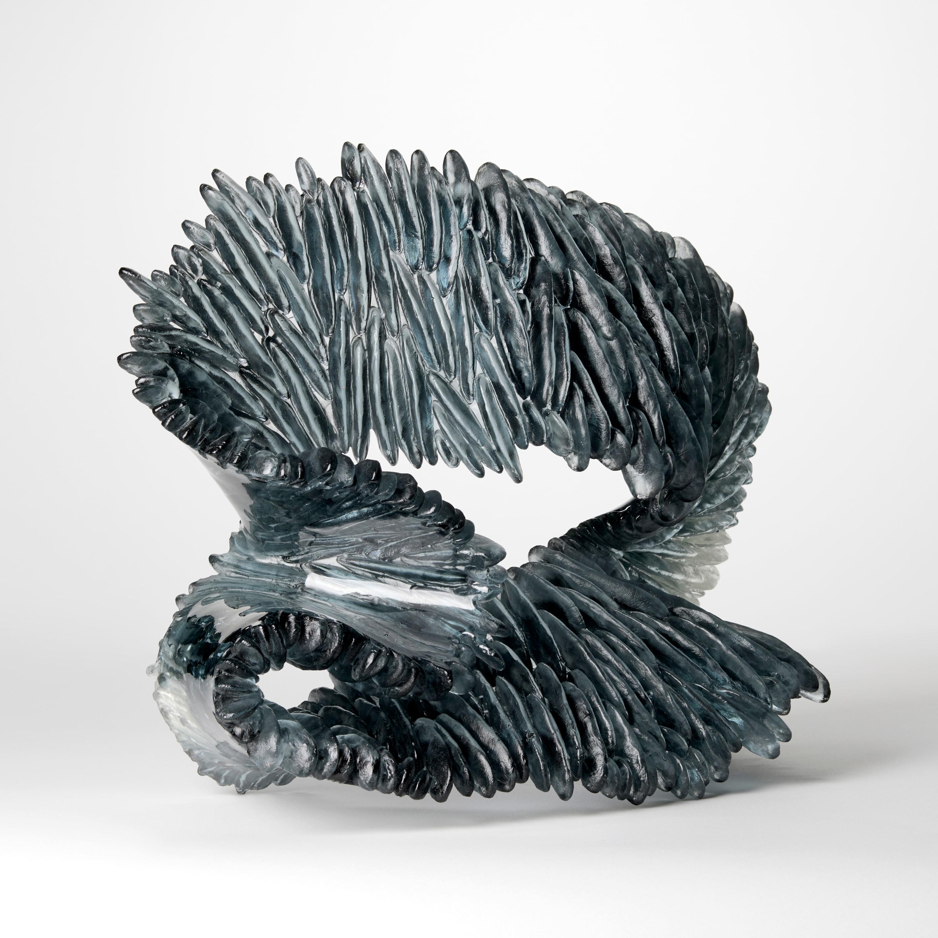 Organico moderno Lamellae III, scultura in vetro fuso grigio e trasparente di Nina Casson McGarva in vendita
