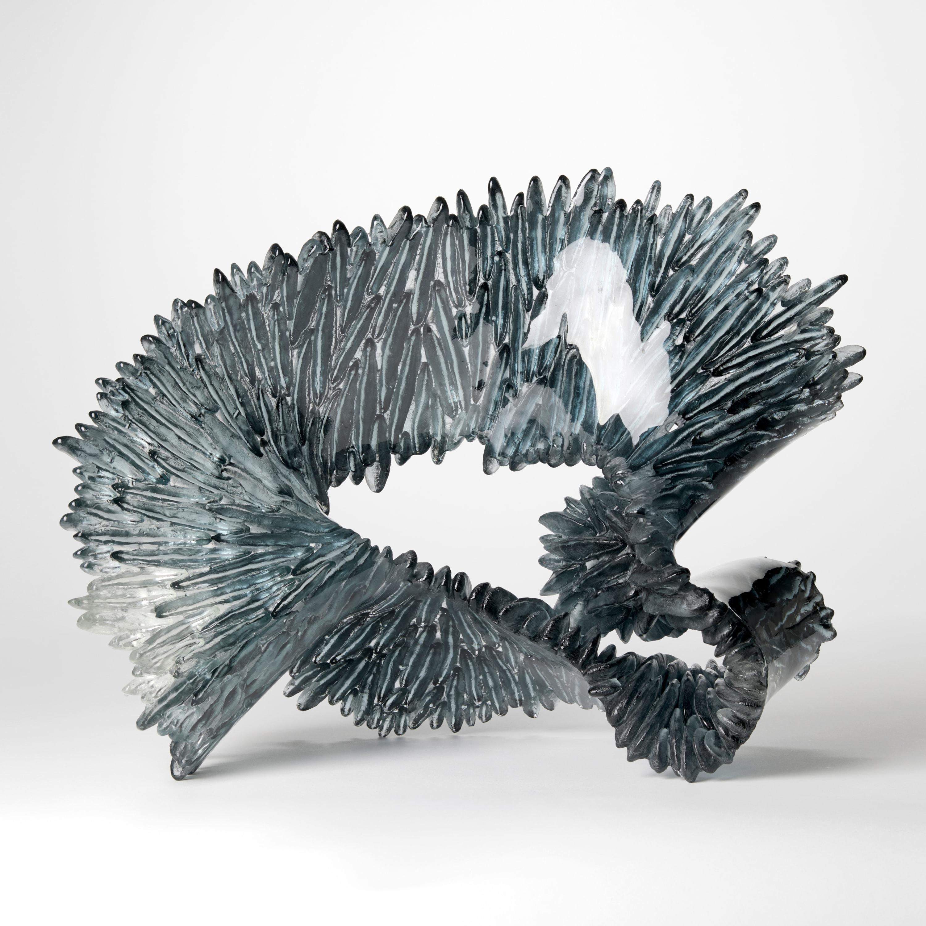 Britannico Lamellae III, scultura in vetro fuso grigio e trasparente di Nina Casson McGarva in vendita