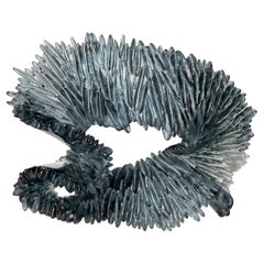 Lamellae III, sculpture en verre moulé texturé gris et transparent de Nina Casson McGarva