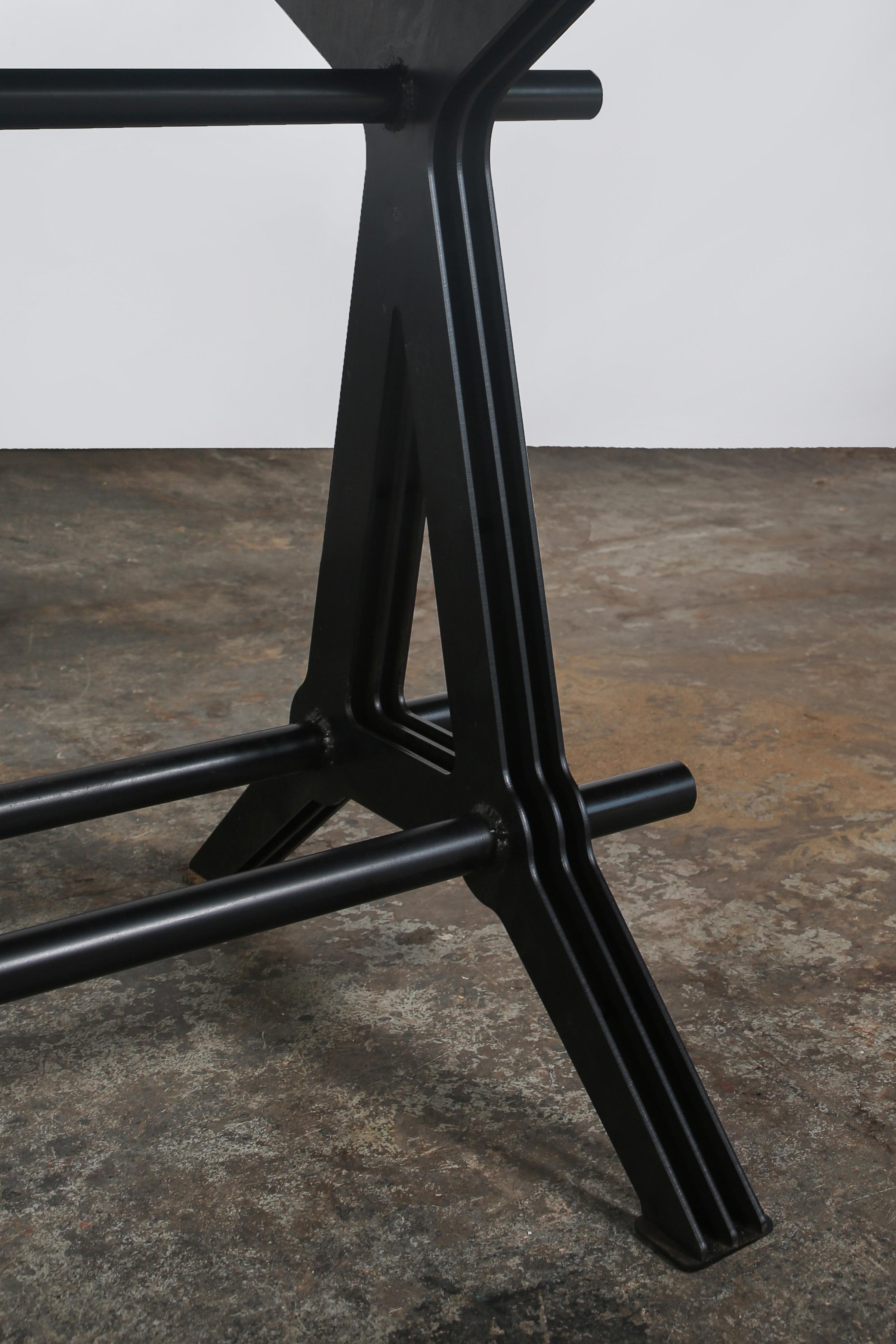 Lamellae-Tisch mit Holzplatte und schwarzem Stahlfuß von Manna Design Studio im Angebot 3