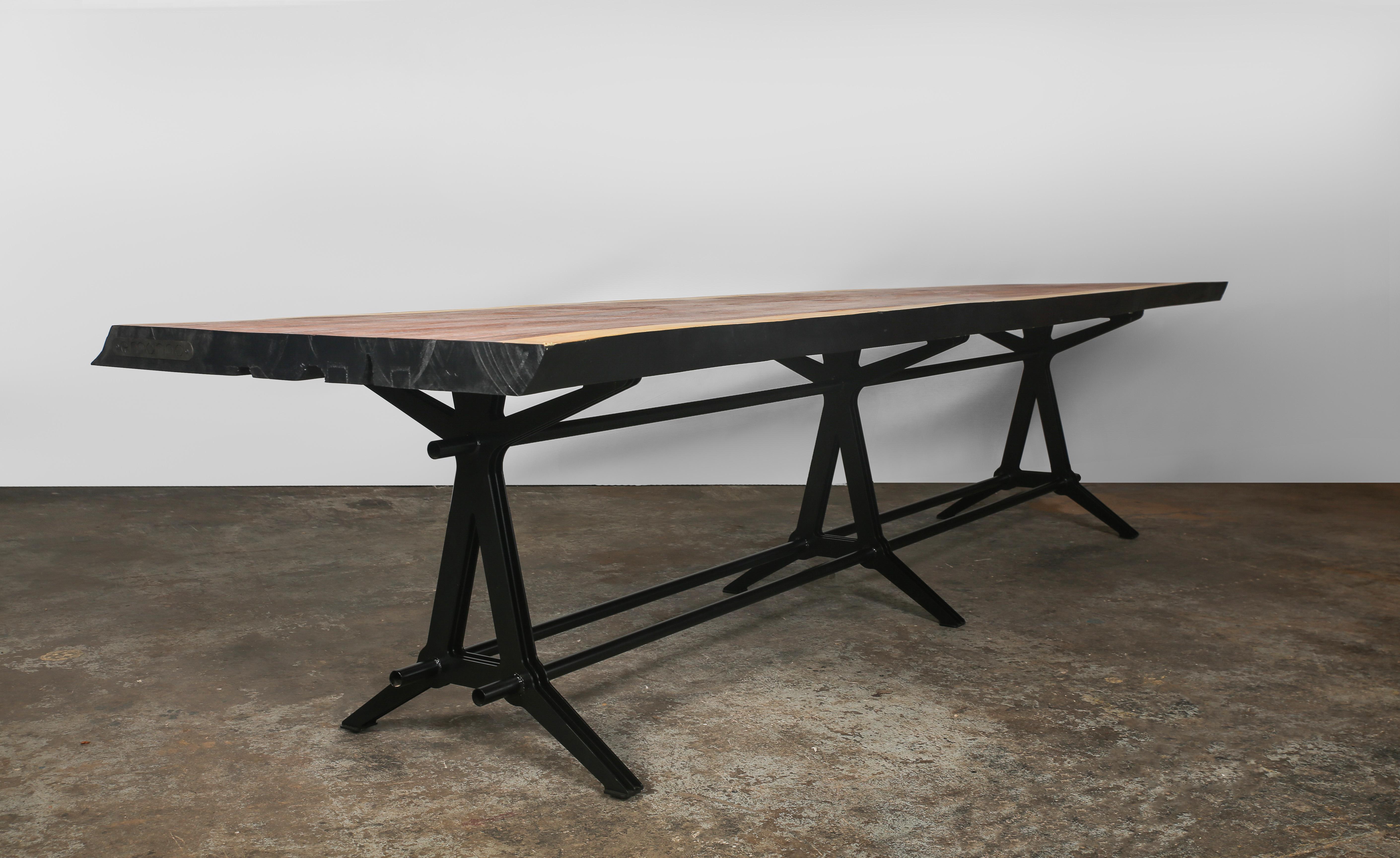 Lamellae-Tisch mit Holzplatte und schwarzem Stahlfuß von Manna Design Studio im Angebot 4