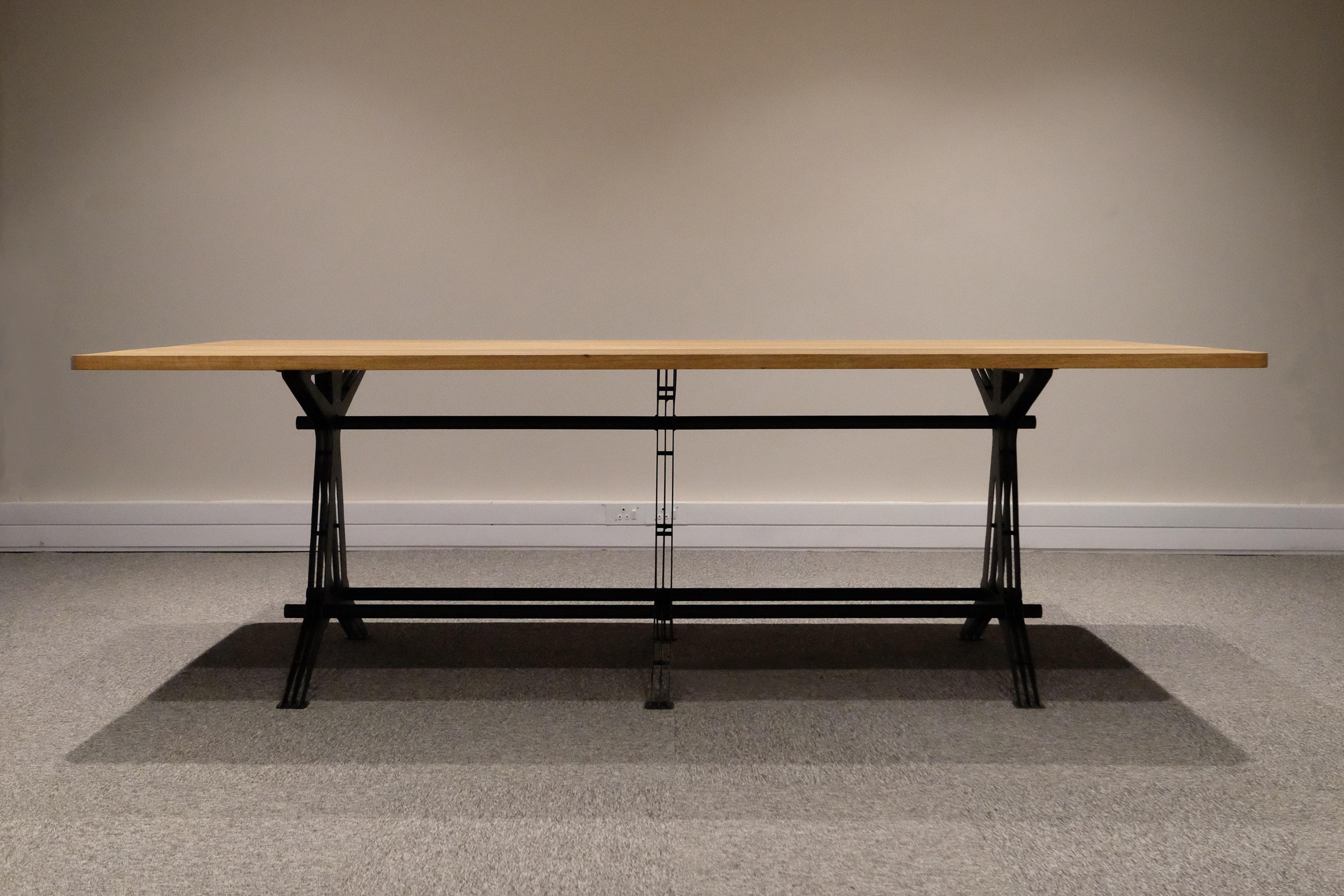 Lamellae-Tisch mit Holzplatte und schwarzem Stahlfuß von Manna Design Studio (Südafrikanisch) im Angebot