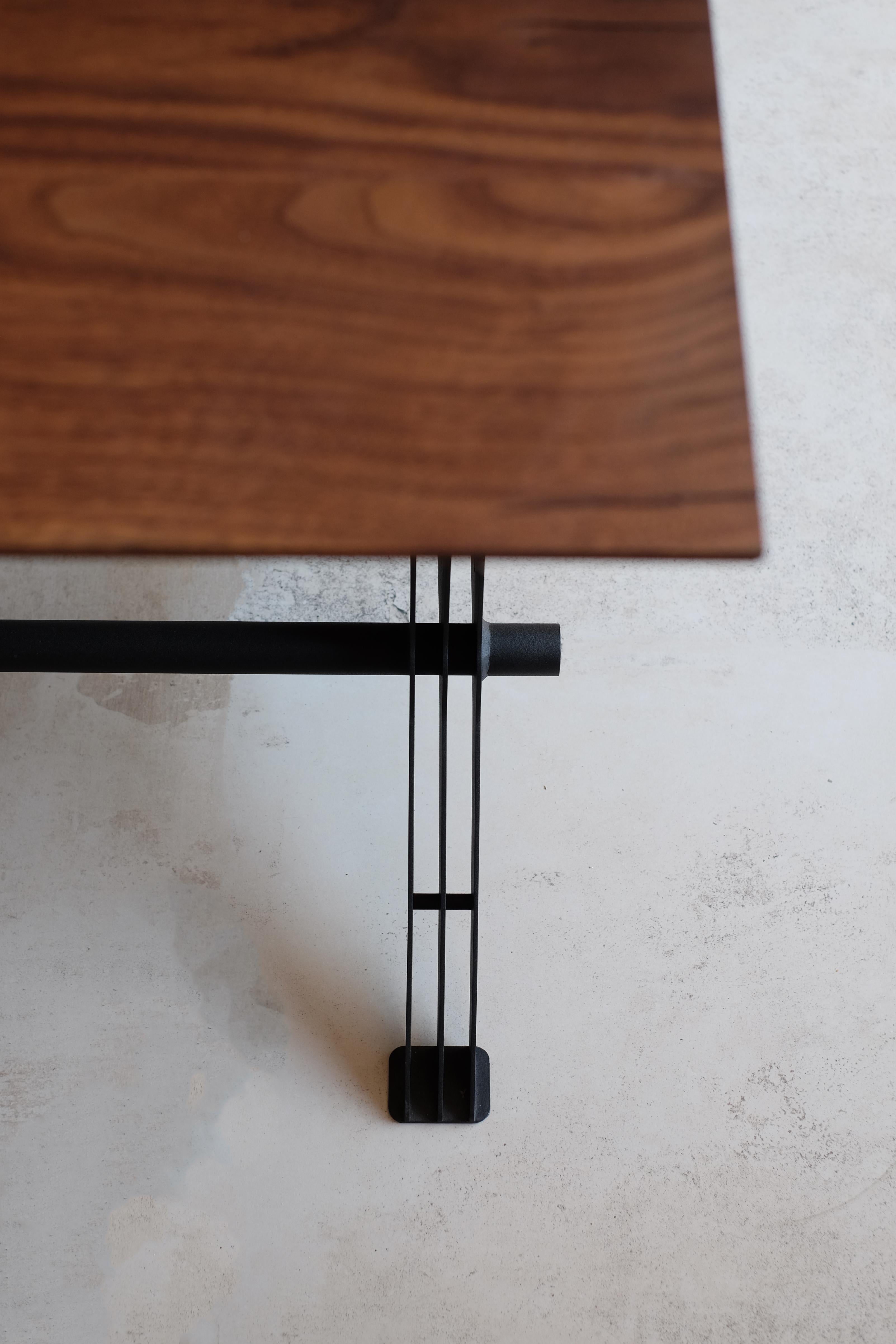 Lamellae-Tisch mit Holzplatte und schwarzem Stahlfuß von Manna Design Studio (Geölt) im Angebot