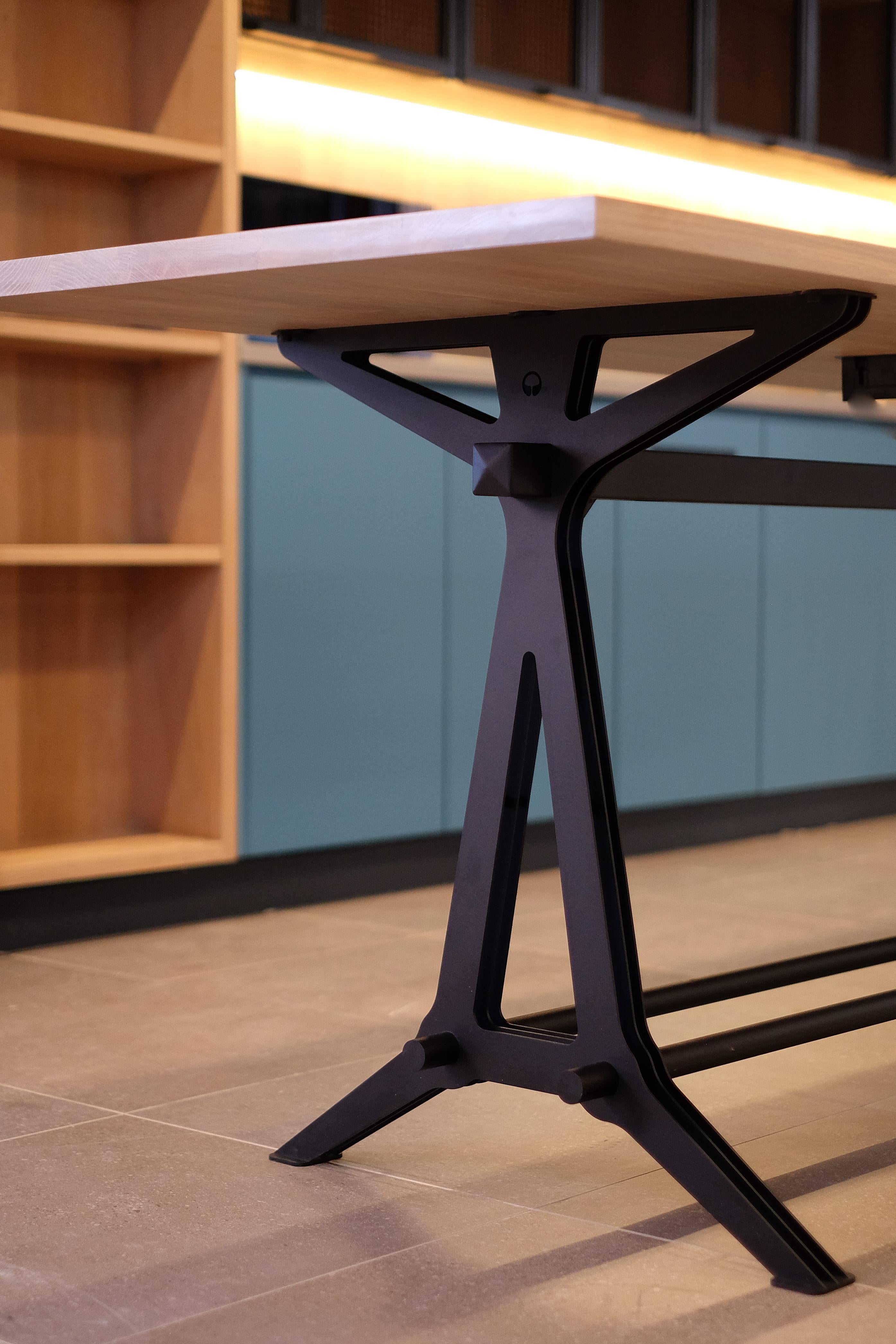 Lamellae-Tisch mit Holzplatte und schwarzem Stahlfuß von Manna Design Studio (21. Jahrhundert und zeitgenössisch) im Angebot
