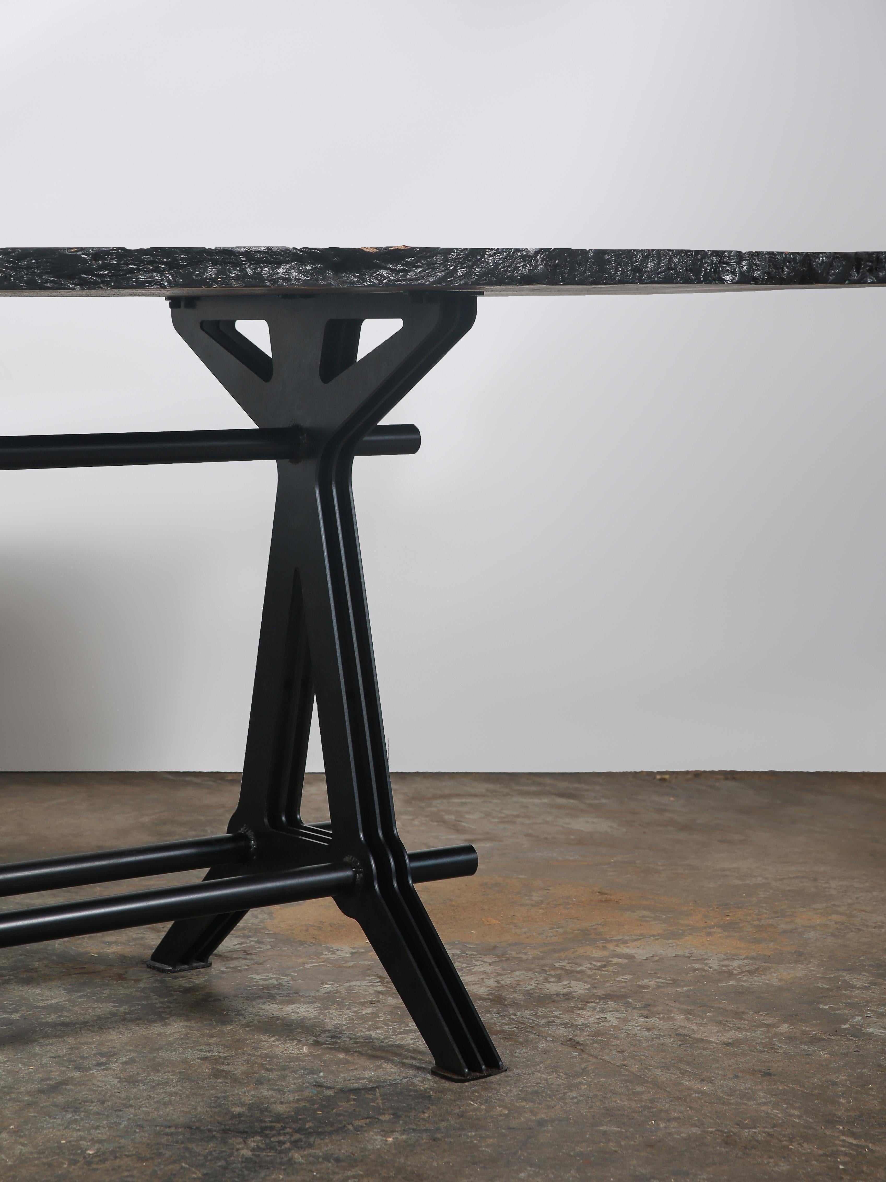 Lamellae-Tisch mit Holzplatte und schwarzem Stahlfuß von Manna Design Studio im Angebot 2