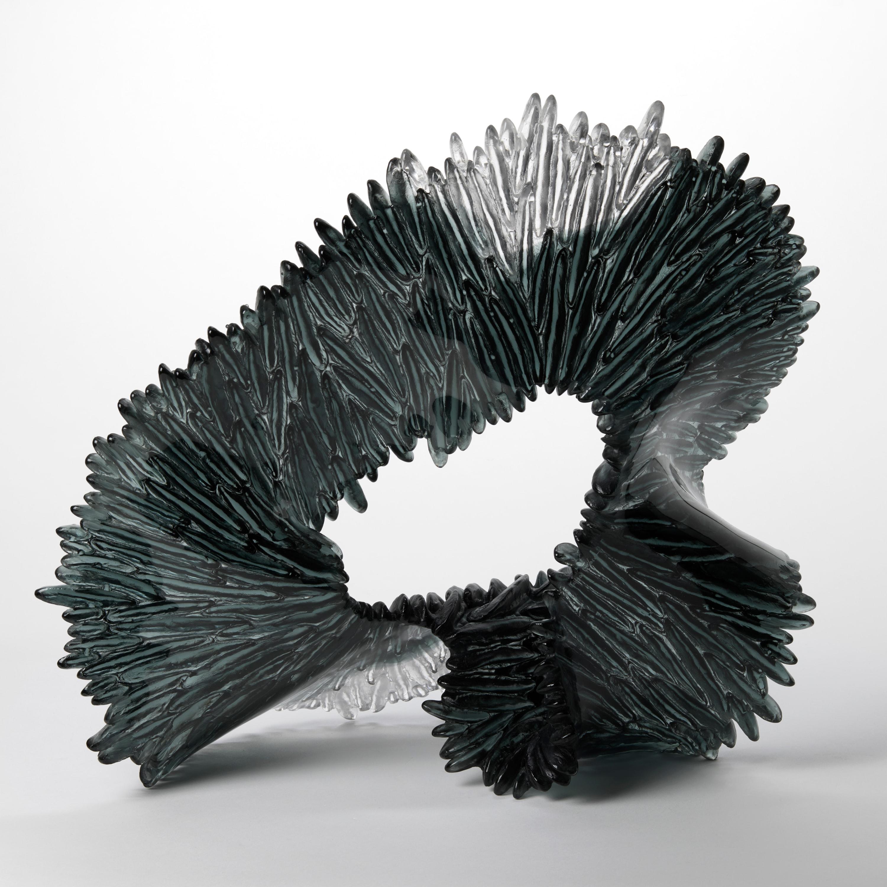 Britannico Lamellae VI, scultura in vetro fuso grigio e trasparente di Nina Casson McGarva in vendita