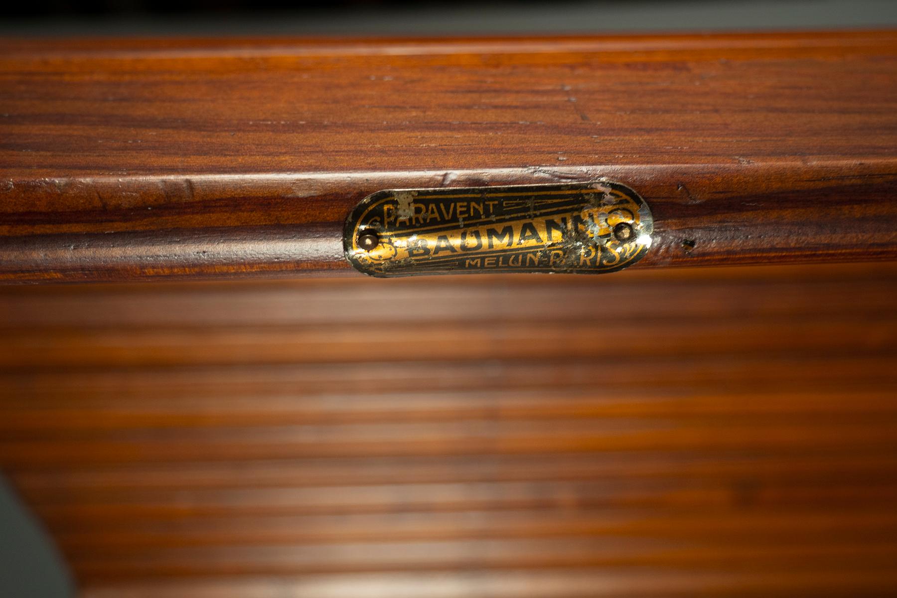 “Lamelle” screen in pinewood, which can be placed into any position or rolled up completely.
    