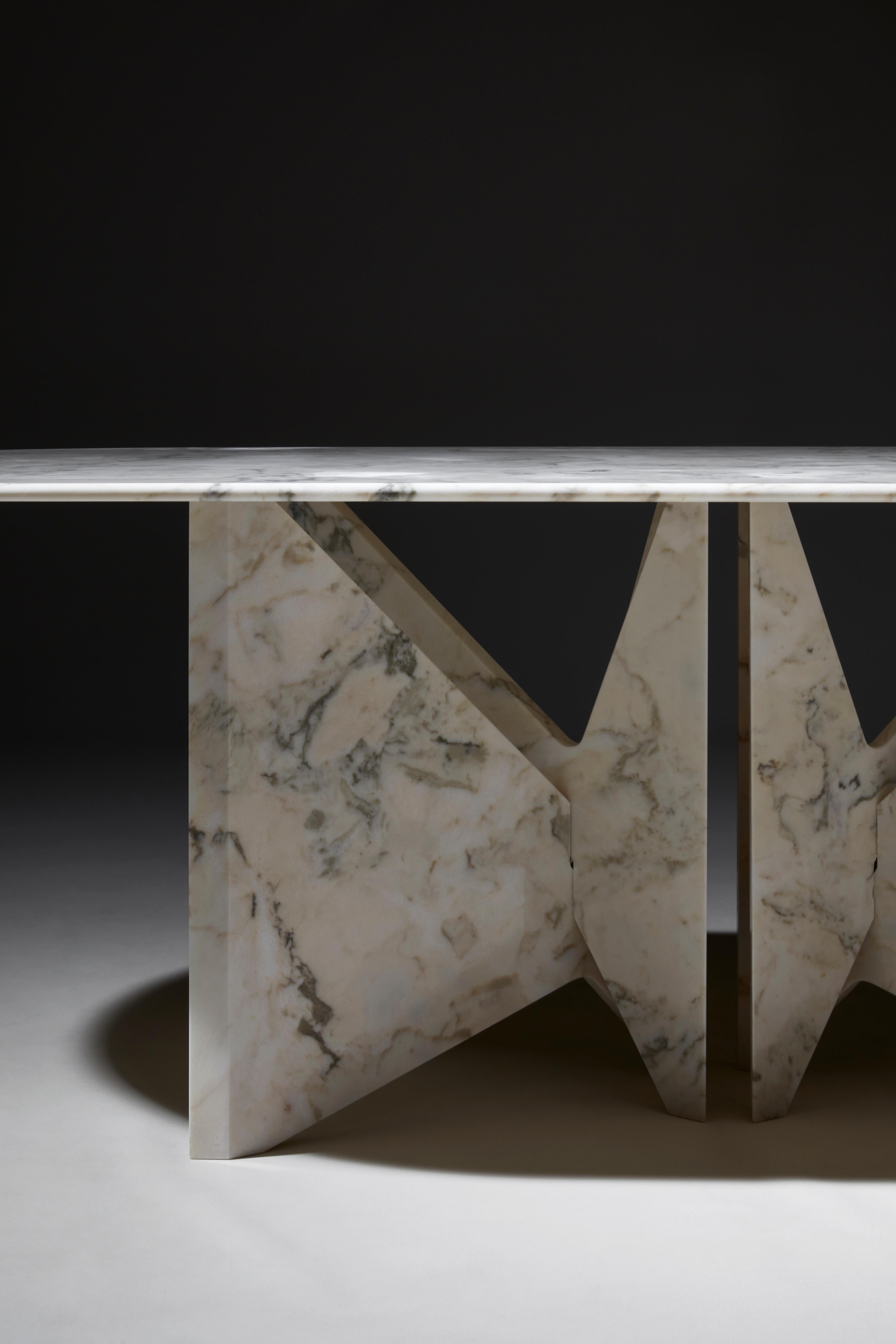 Lamina is a dinner table relying on the intersection of marble slabs.
Hannes Peer drew his inspiration from the conceptual work of architects Claude Parent (France) and John Lautner (US) who liberated architecture from the classic “cubic” spaces