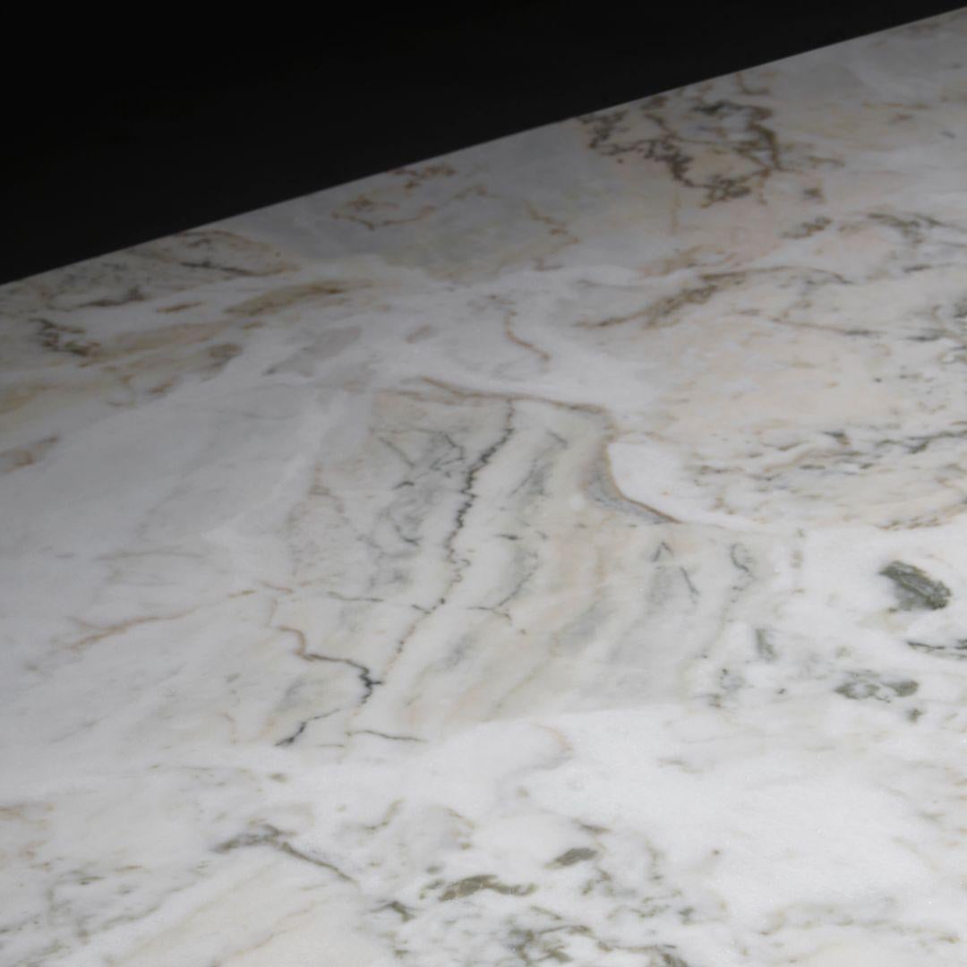 Lamina is a dinner table relying on the intersection of marble slabs. The interlocking triangle shaped legs give it both a sense of equilibrium and dynamism.

