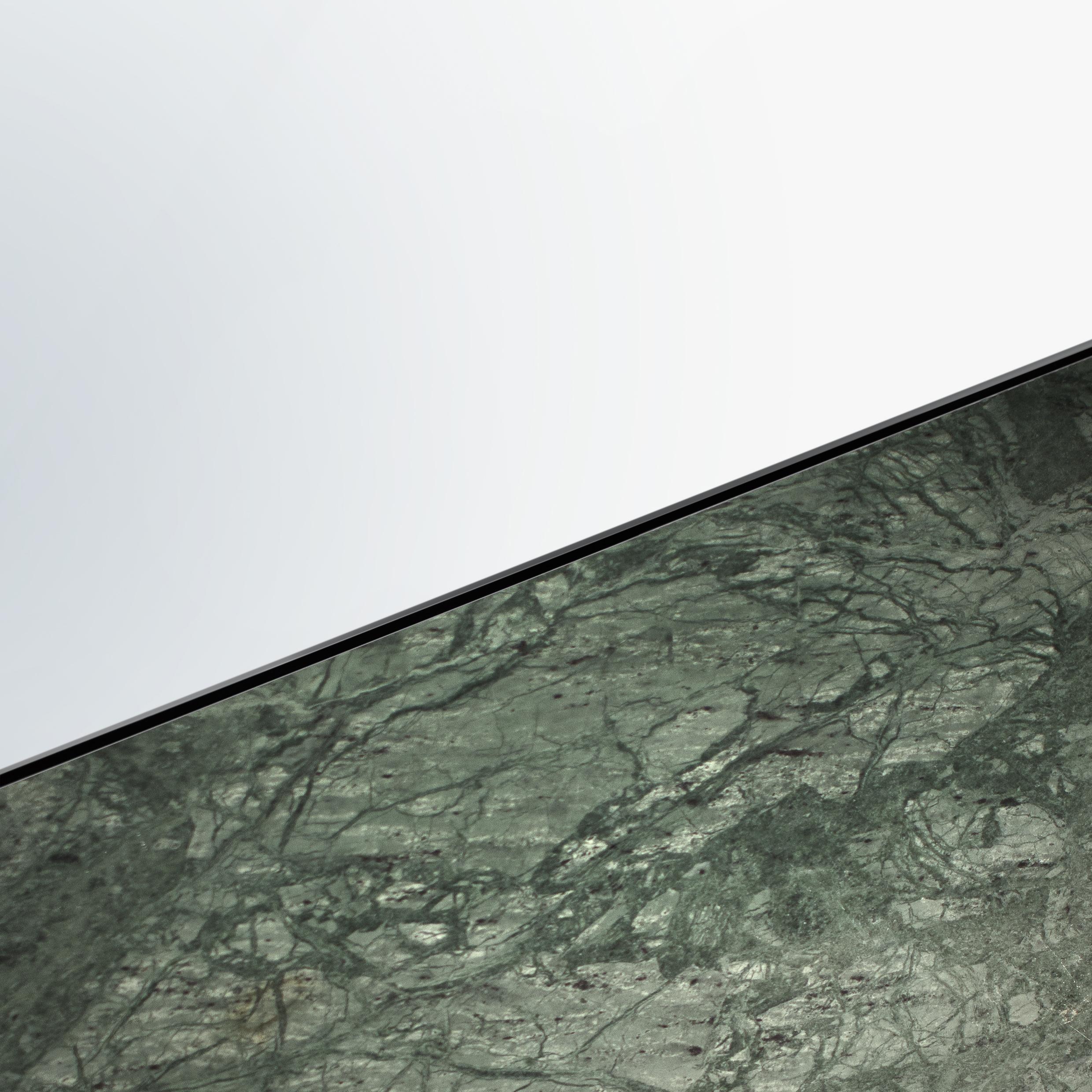 Lamina I. Wandspiegel aus grünem Guatemala-Marmor und antikem Messing von Atlasproject im Zustand „Neu“ im Angebot in Manocalzati, Avellino