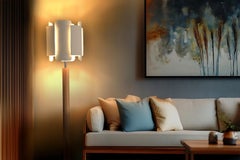 Laminar Skulpturale Stehlampe aus Keramik und Holz von Naaya Studio