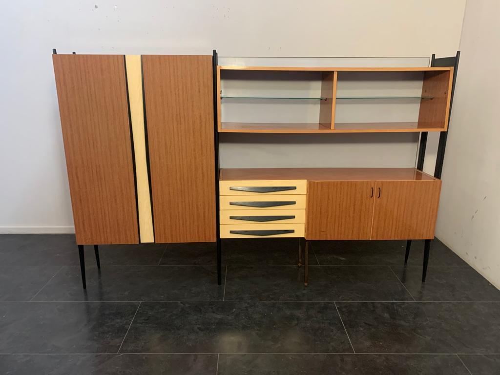 Equipped wall in laminate and lacquered wood sides. 2 Central metal legs with adjustable brass feet. Good condition can be easily disassembled and assembled Italy 1950/60.
Packaging with bubble wrap and cardboard boxes is included. If the wooden