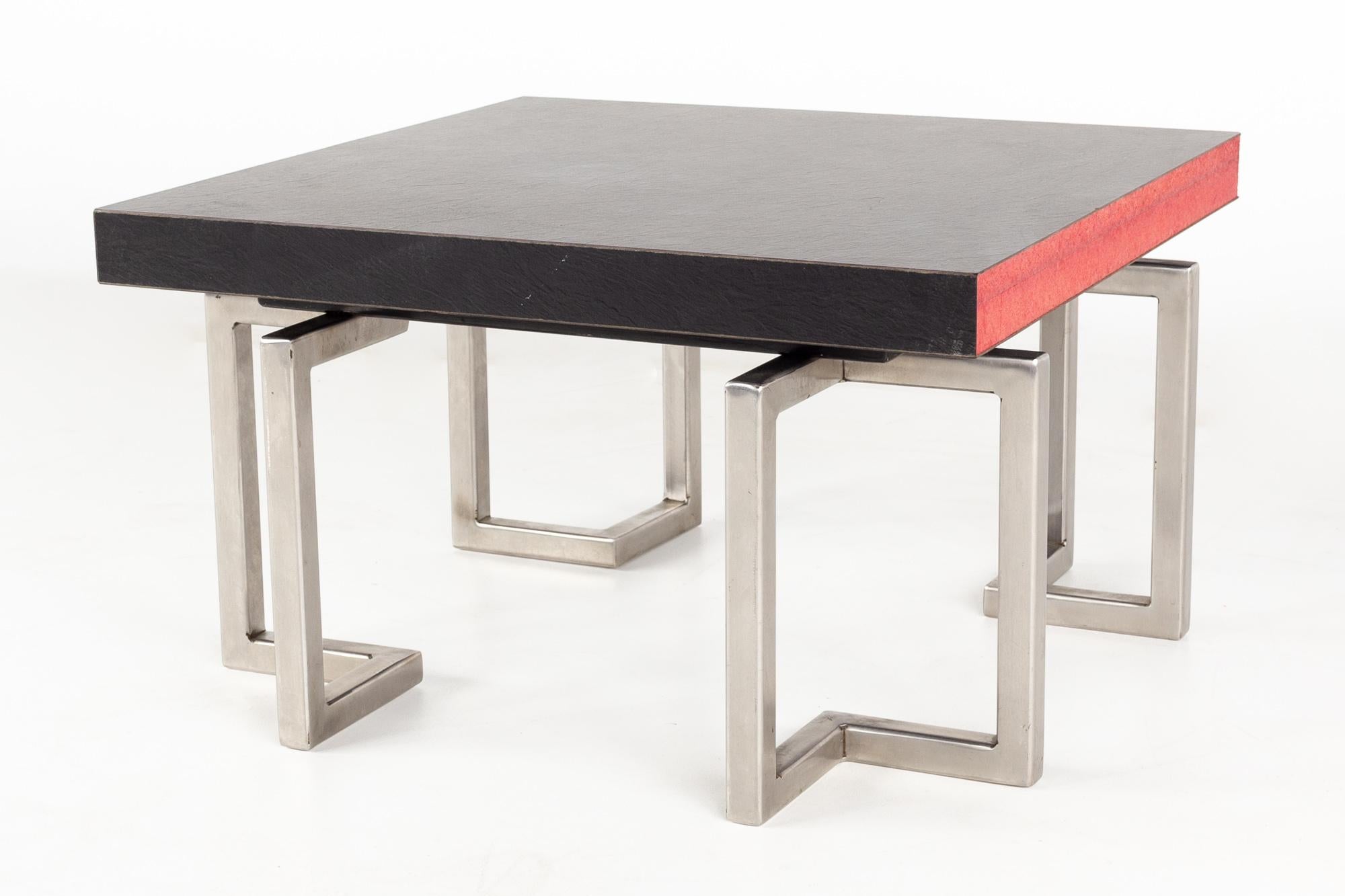 Moderne Table d'appoint en ardoise stratifiée et base en acier en vente