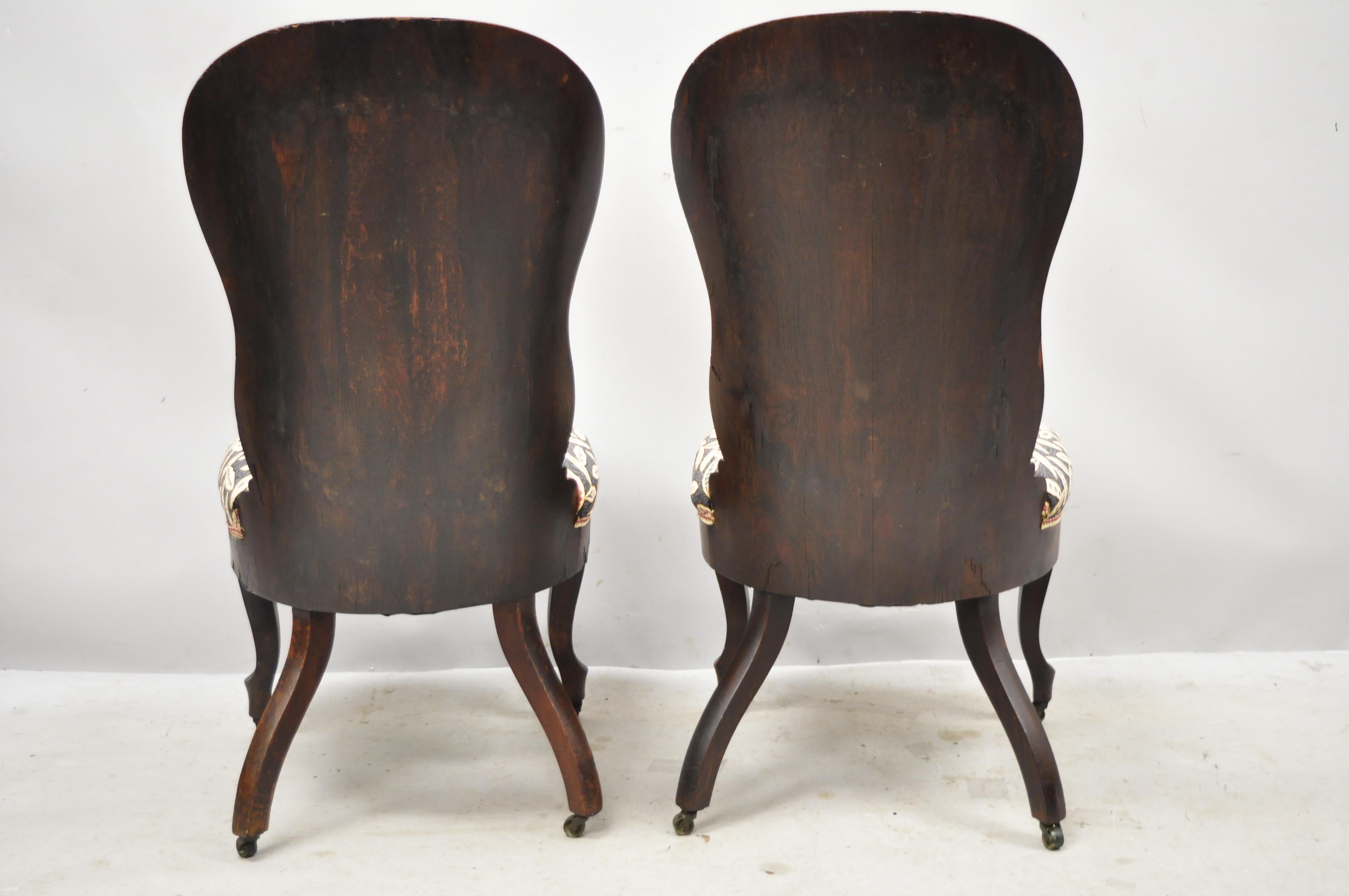 Paire de fauteuils de salon victoriens John Henry Belter en bois de rose stratifié Bon état - En vente à Philadelphia, PA