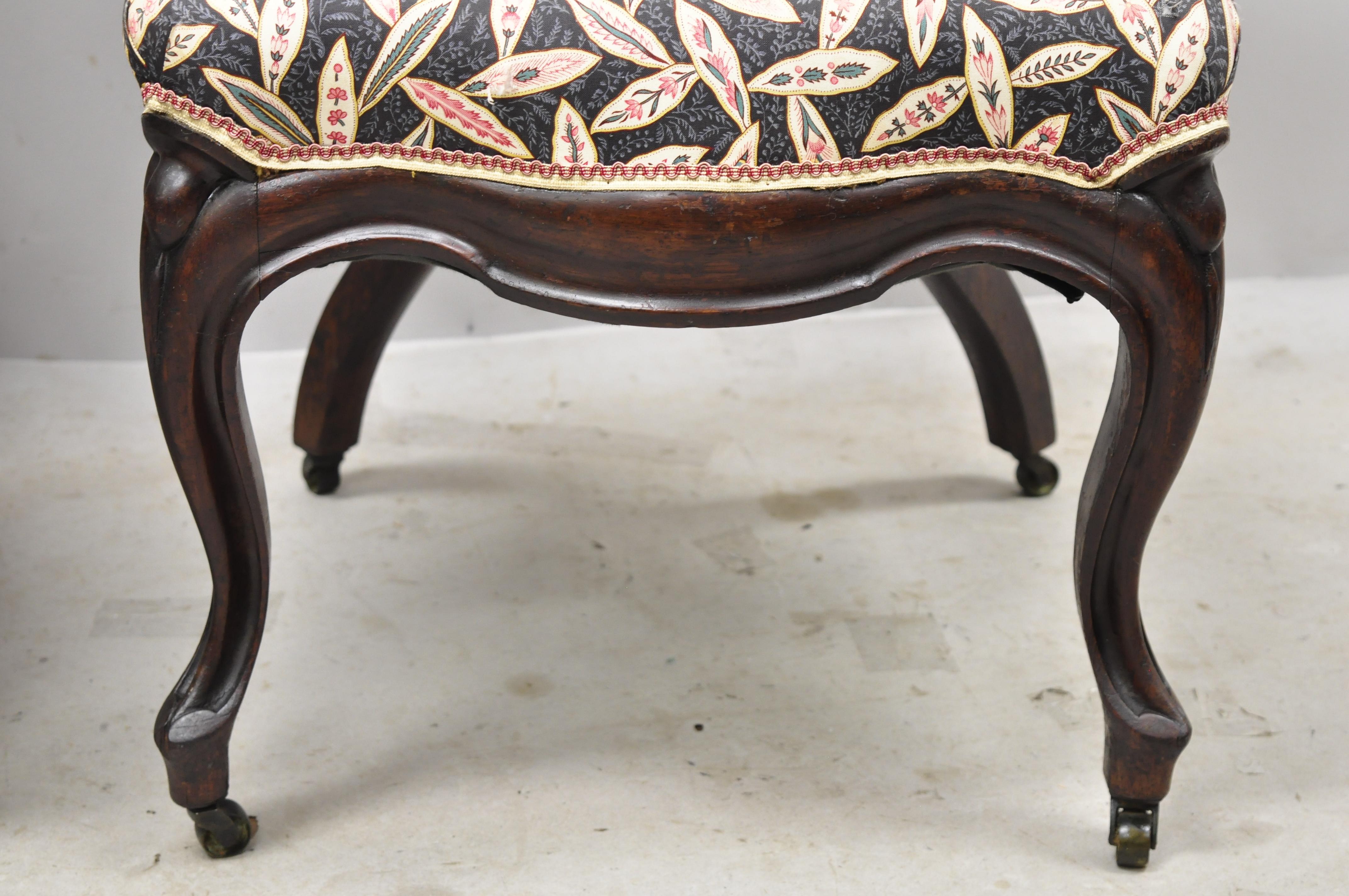 XIXe siècle Paire de fauteuils de salon victoriens John Henry Belter en bois de rose stratifié en vente
