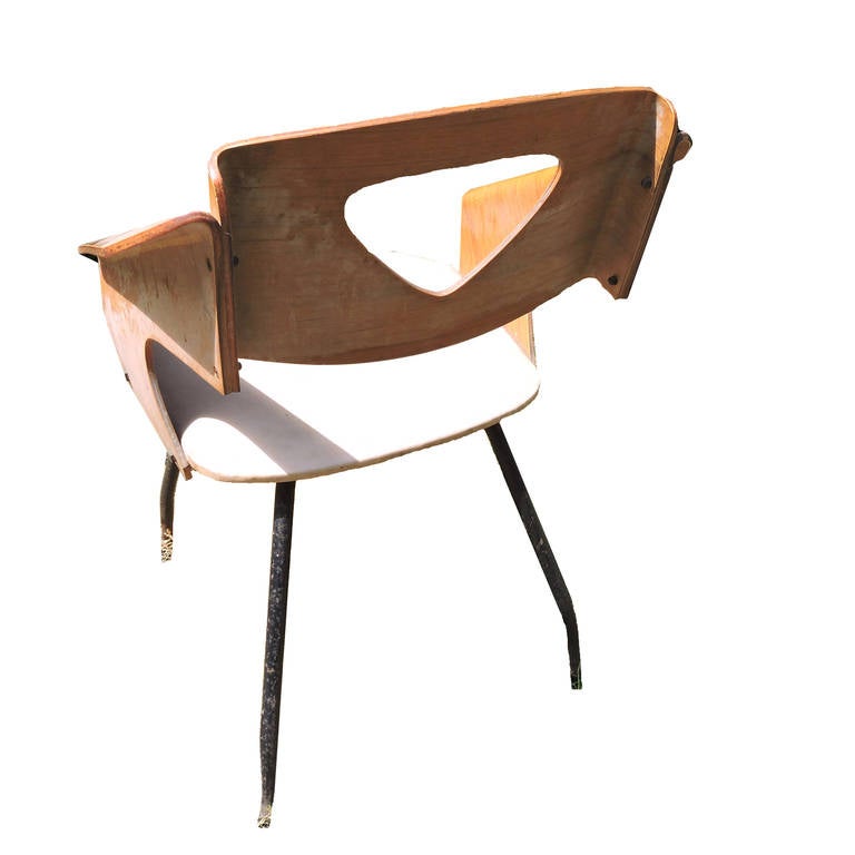 Table de salle à manger en bois stratifié des années 1940 Six chaises Sièges recouverts de skaï  Design italien en vente 4