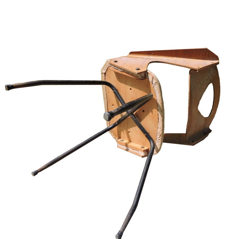 Table de salle à manger en bois stratifié des années 1940 Six chaises Sièges recouverts de skaï  Design italien en vente 5