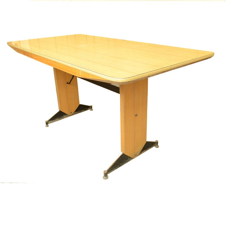 Table de salle à manger en bois stratifié des années 1940 Six chaises Sièges recouverts de skaï  Design italien Bon état - En vente à Milan, IT