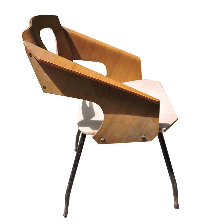 Table de salle à manger en bois stratifié des années 1940 Six chaises Sièges recouverts de skaï  Design italien en vente 3