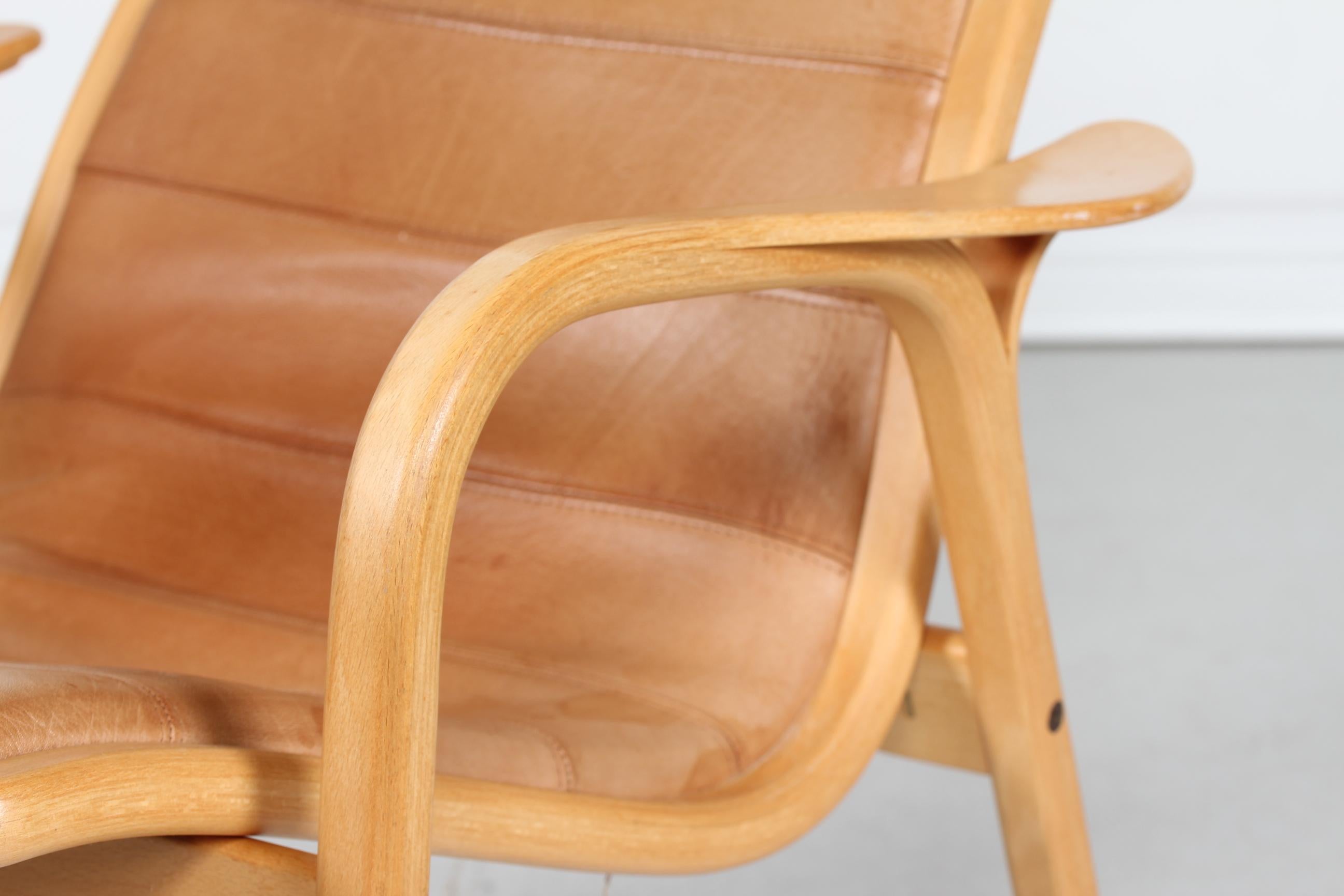 Cuir Chaise Lamino d'Yngve Ekström en cuir de couleur cognac fabriquée par Swedese Suède en vente