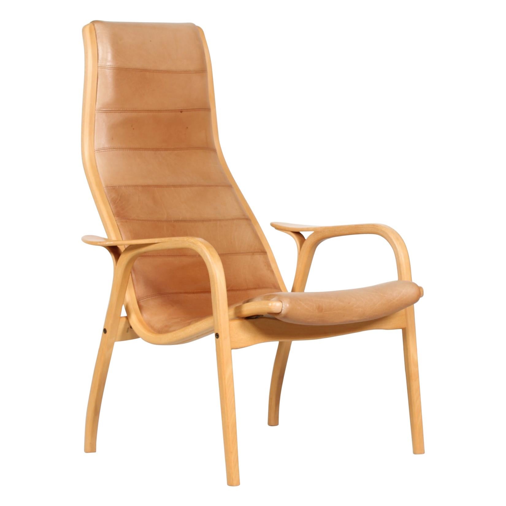 Chaise Lamino d'Yngve Ekström en cuir de couleur cognac fabriquée par Swedese Suède