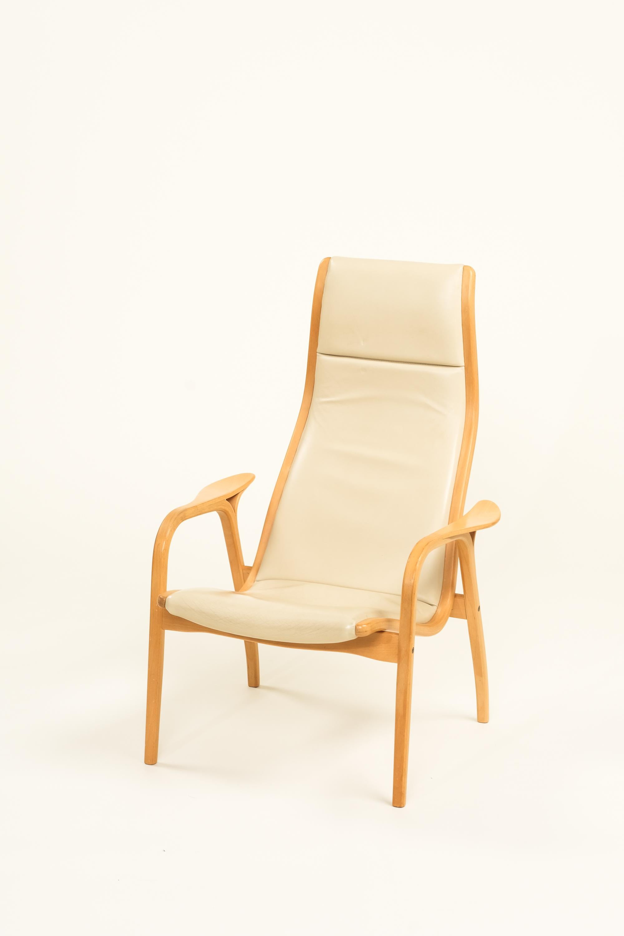 Lamino Loungesessel mit Gestell aus Buchenstammsperrholz und originalem weißem Glattledersitz.
Der Stuhl wurde 1956 von Yngve Ekström (1913-1988) entworfen und in den 1970er/80er Jahren von Swedese Möbler in Schweden hergestellt.

Guter