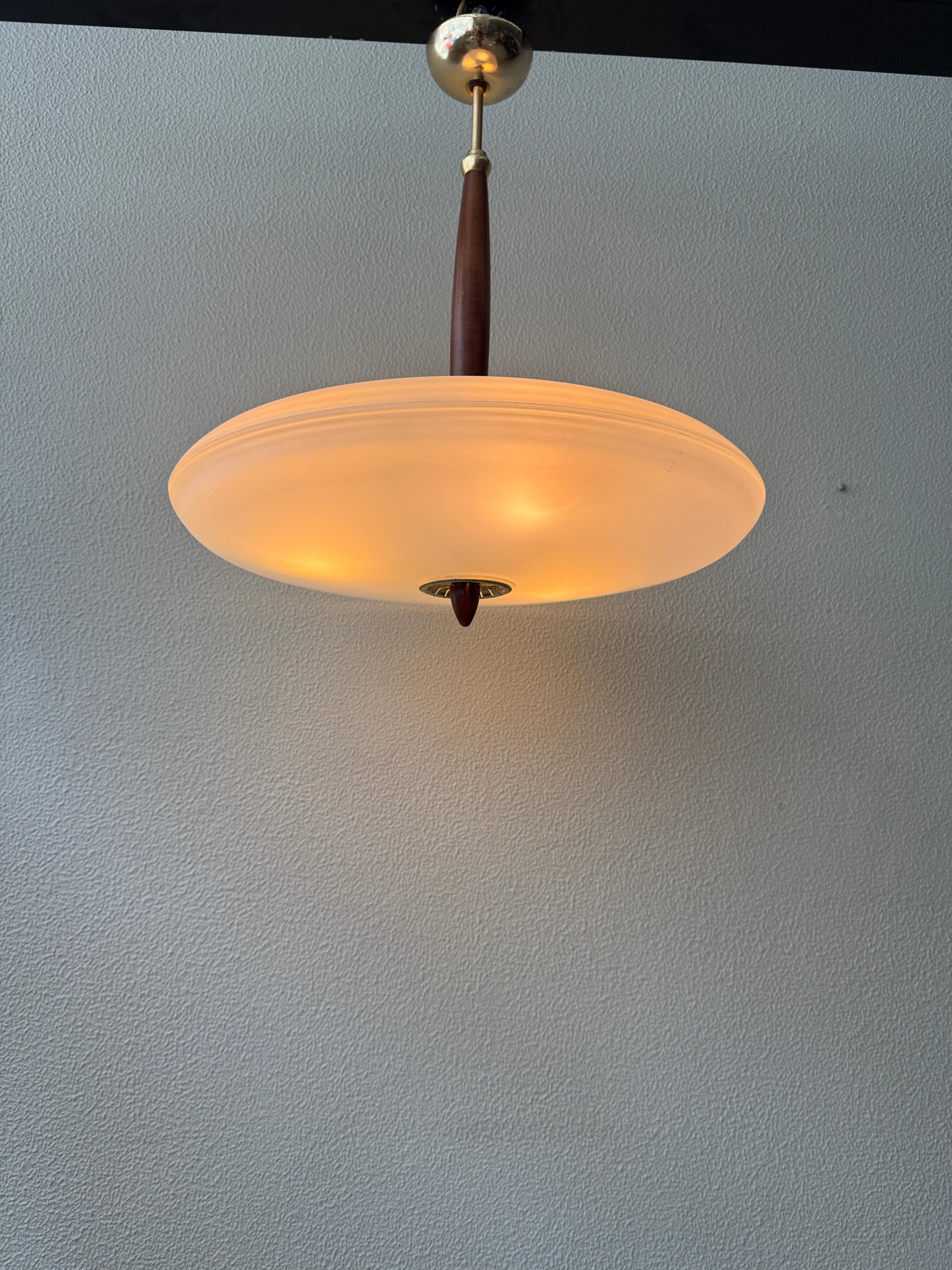 Mid-Century moderno Lamiprogetti BAJA Lampada a sospensione in ottone e teak con vetro satinato Italia anni '80 in vendita