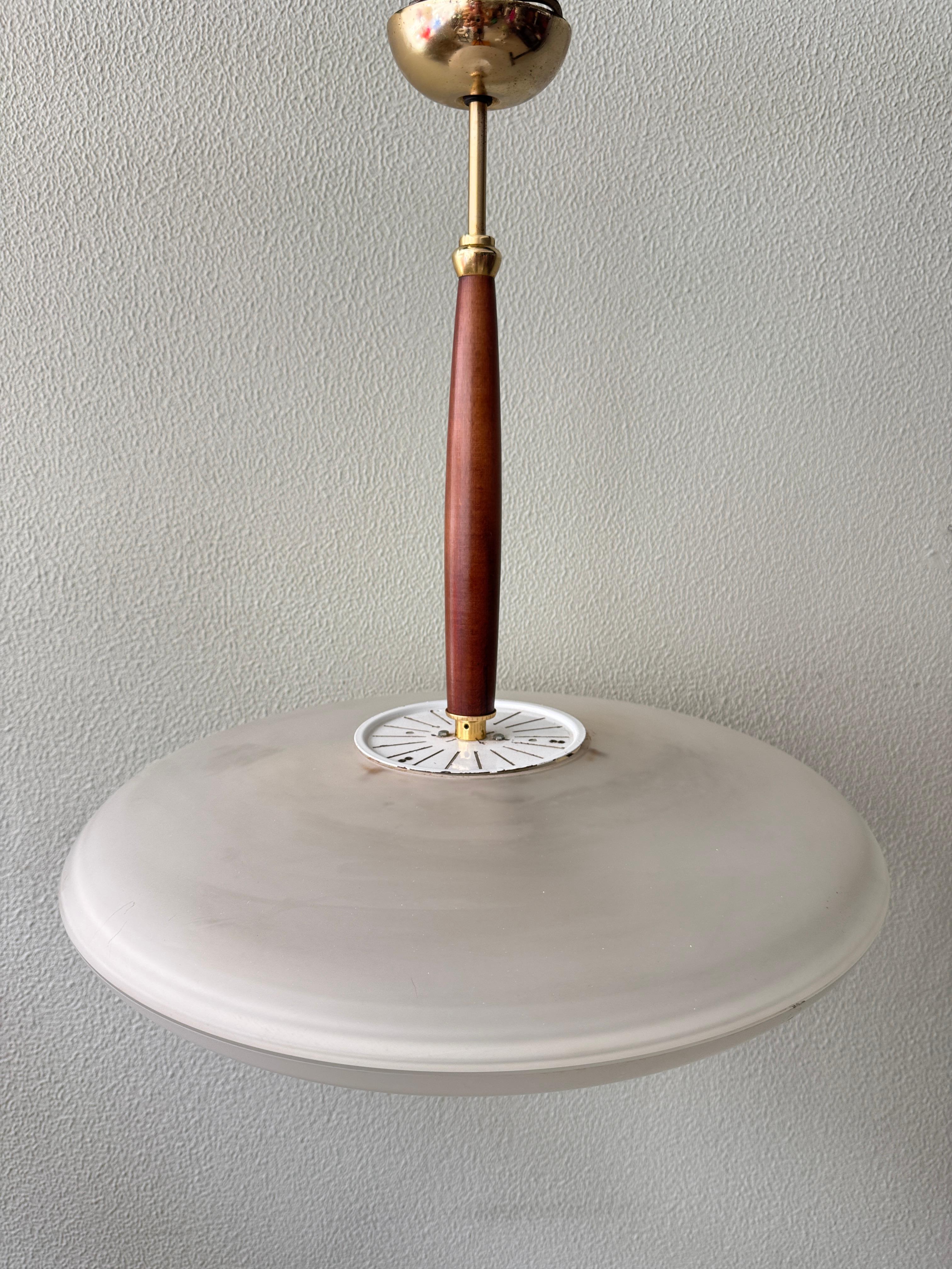 Italiano Lamiprogetti BAJA Lampada a sospensione in ottone e teak con vetro satinato Italia anni '80 in vendita