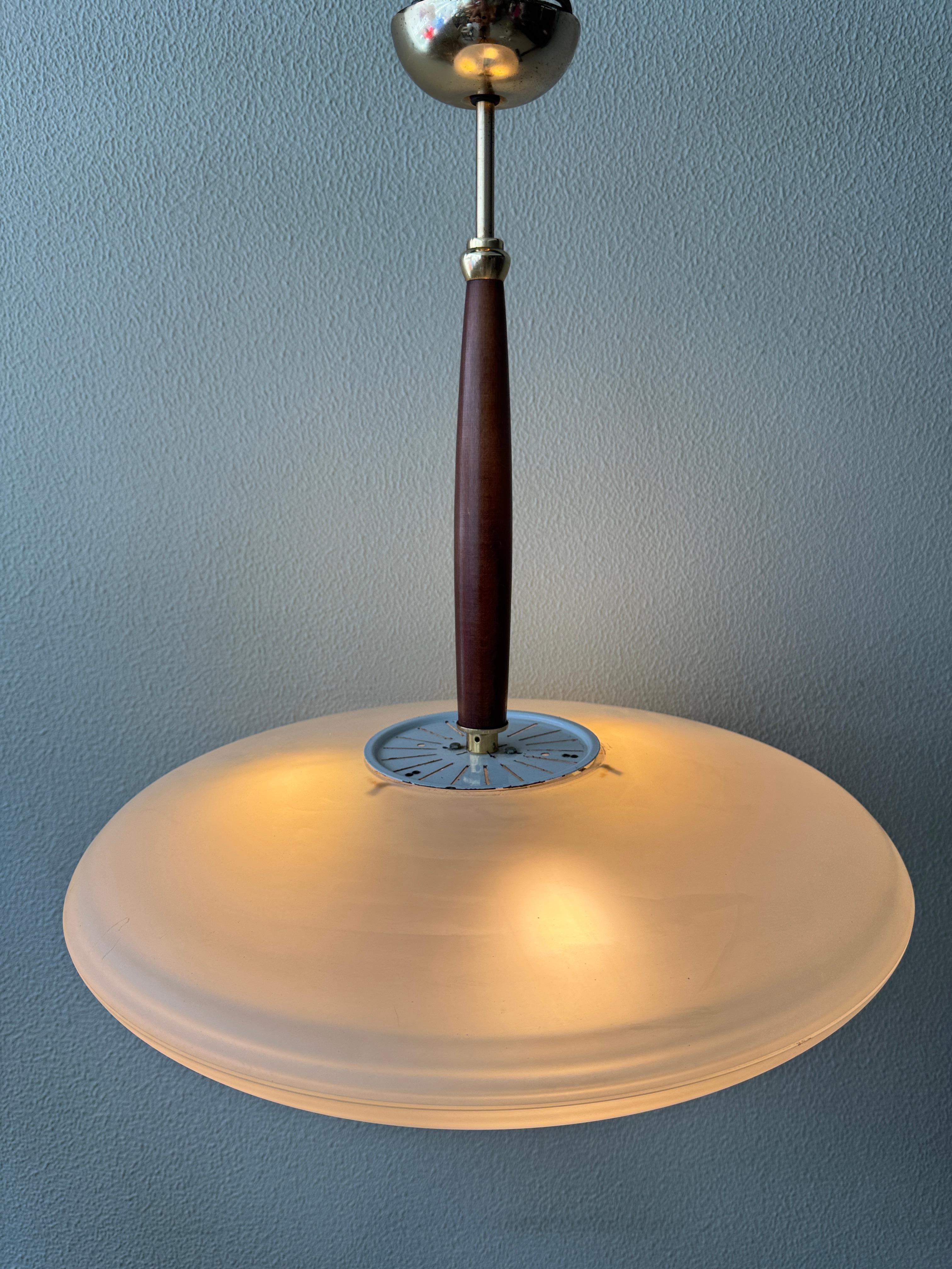 Lamiprogetti BAJA Lampada a sospensione in ottone e teak con vetro satinato Italia anni '80 In condizioni buone in vendita a Lisboa, PT