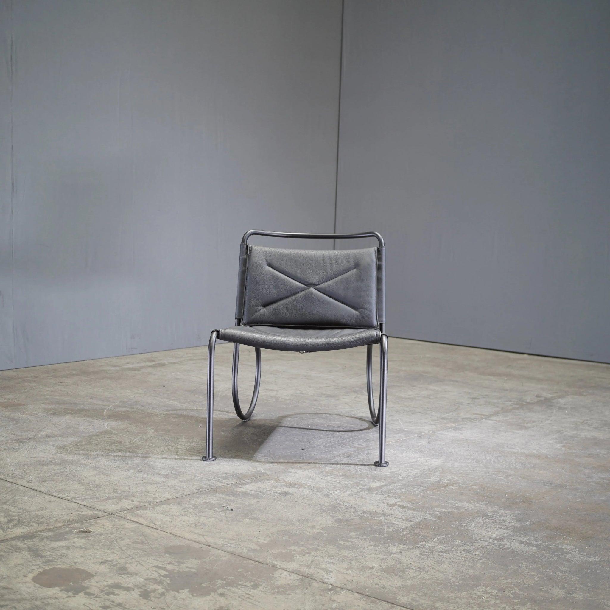 Questa sedia Corso in pelle nera di Lammhults, realizzata nel 2005, unisce un design moderno a un comfort lussuoso. L'elegante struttura in metallo e la pelle di alta qualità lo rendono un pezzo unico. Perfetto per gli spazi contemporanei, aggiunge