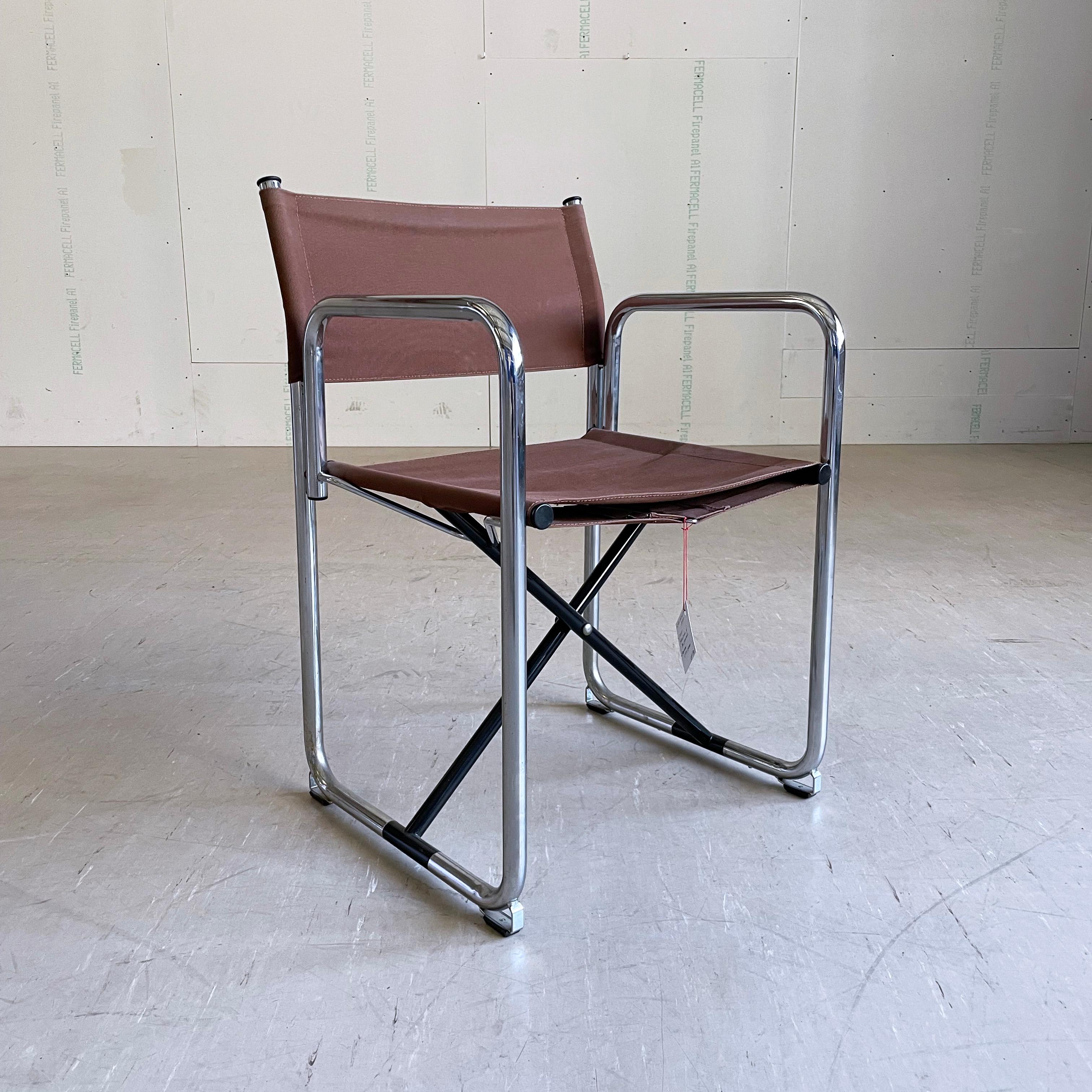 Lammhults Model No. X75-2 Folding Easy Chair. Conçu par Börge Lindau & Bo Lindenkrantz. Structure tubulaire en métal chromé avec assise et dossier en lin brun d'origine.
Conçu par Barge Lindau & Bo Lindenkrantz : Conçu par Barge Lindau & Bo