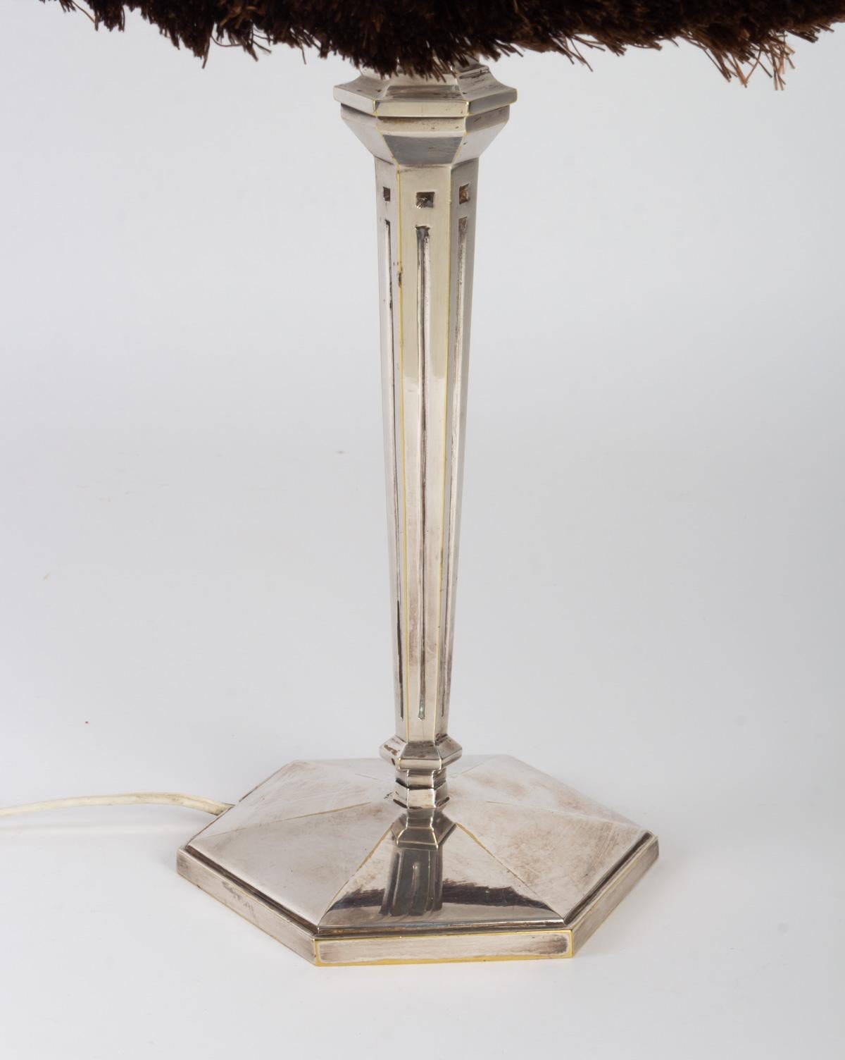 Lamp 1930, silverfoot, lampshades redone in the Rhulmanian style
Measures: H 45cm, D 34cm.
