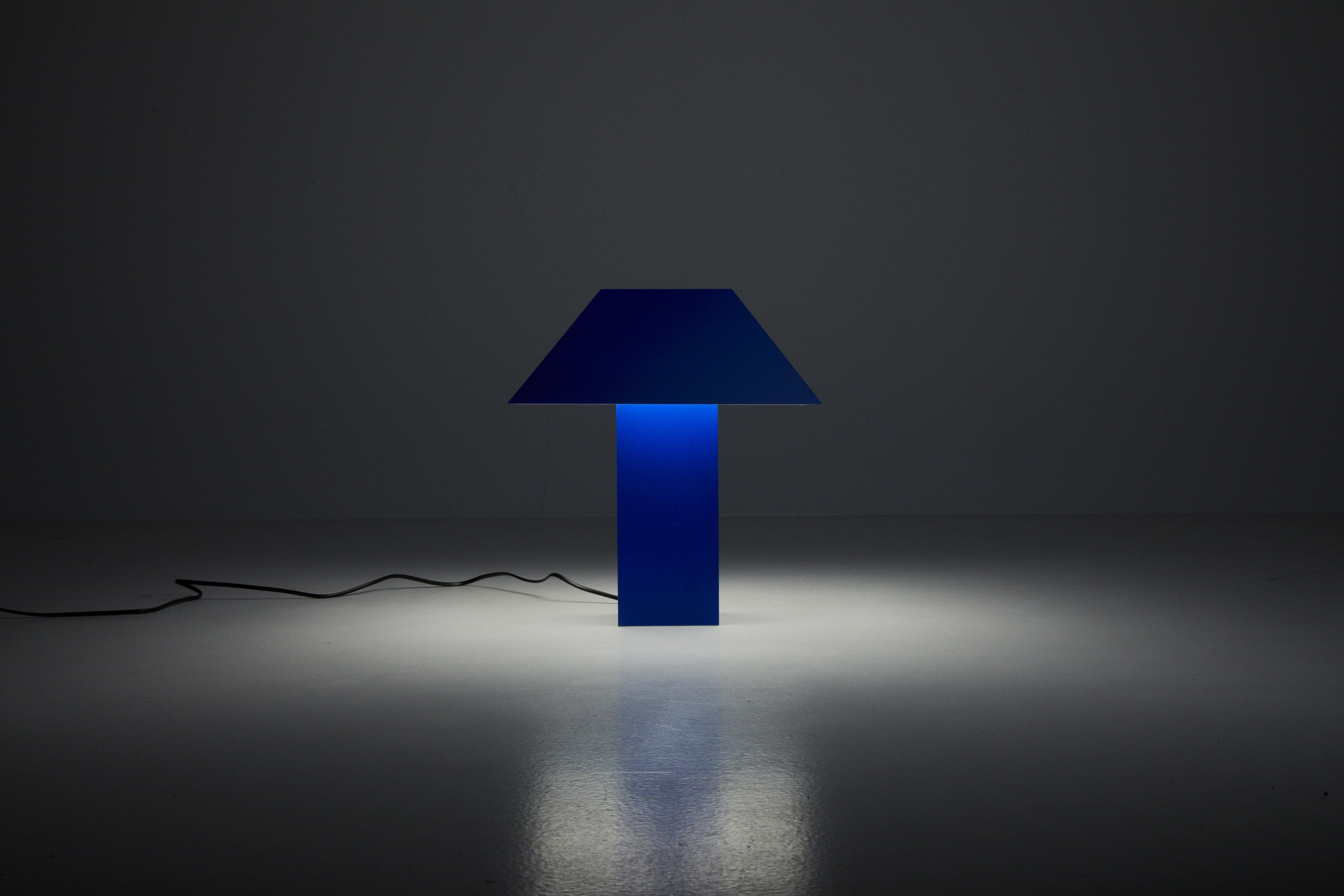 Lampe 53 - Bleu

Derive l'inspiration des lampes en liège des années 70, cette pièce se caractérise de manière unique par un angle de 53 degrés, d'où elle tire son nom.

Cet angle unique sert de point focal et témoigne d'une exploration méticuleuse