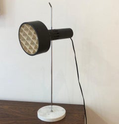 Lampe A4, Alain Richard für Disderot, schwarzer Fass, Marmorsockel, Paralumen