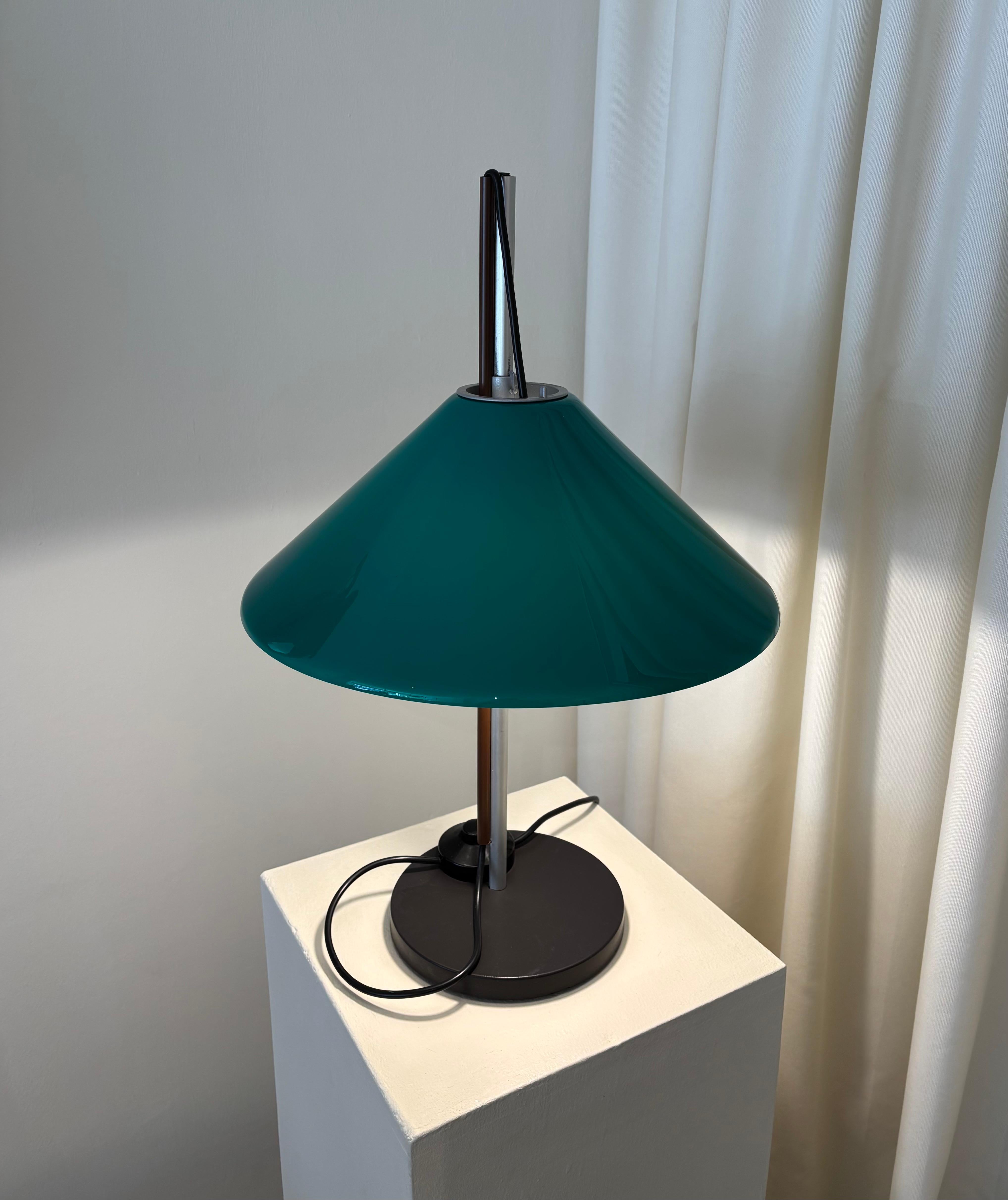 
Enzo Mari Et Giancarlo Fassina
AGGREGATO lamp by Enzo Mari Et Giancarlo Fassina produced by  ARTEMIDE in the 1970's
Small production, never re-edited.

Adjustable height of the lampshade.

Perfect condition.

Original label at the base.